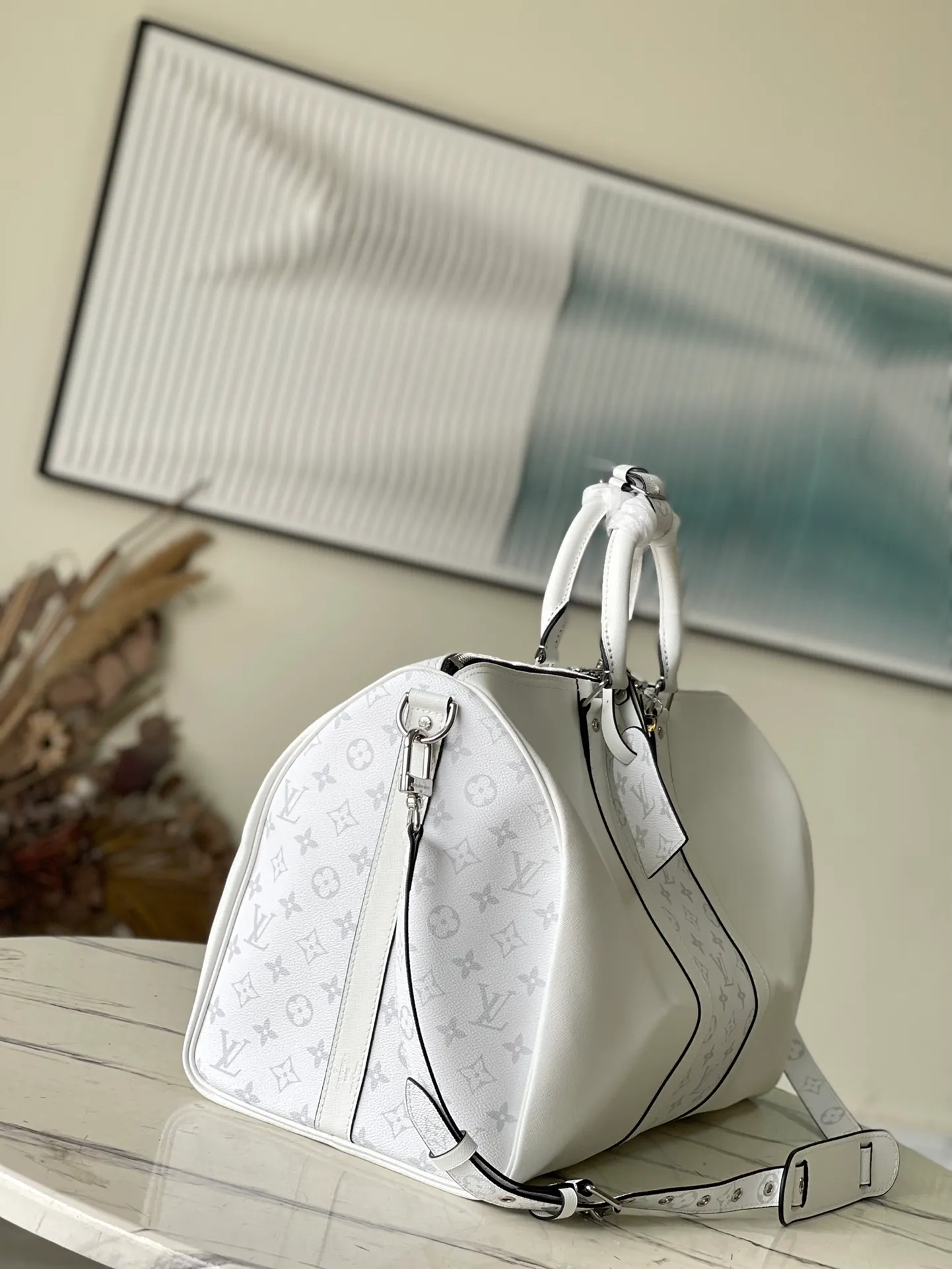 💰1340 (top-grain leather) top original order M30885 This Keepall 50 Bandoulière travel bag comes from the Taïgarama travel leather goods series. The front and sides of the Taïga cow leather bag are integrated with Monogram canvas structure. The carry-on luggage size is complemented by a detachable and adjustable shoulder strap, a zippered inner pocket and a leather nameplate to complete the overall design. Dimensions: 50 x 29 x 23 cm
