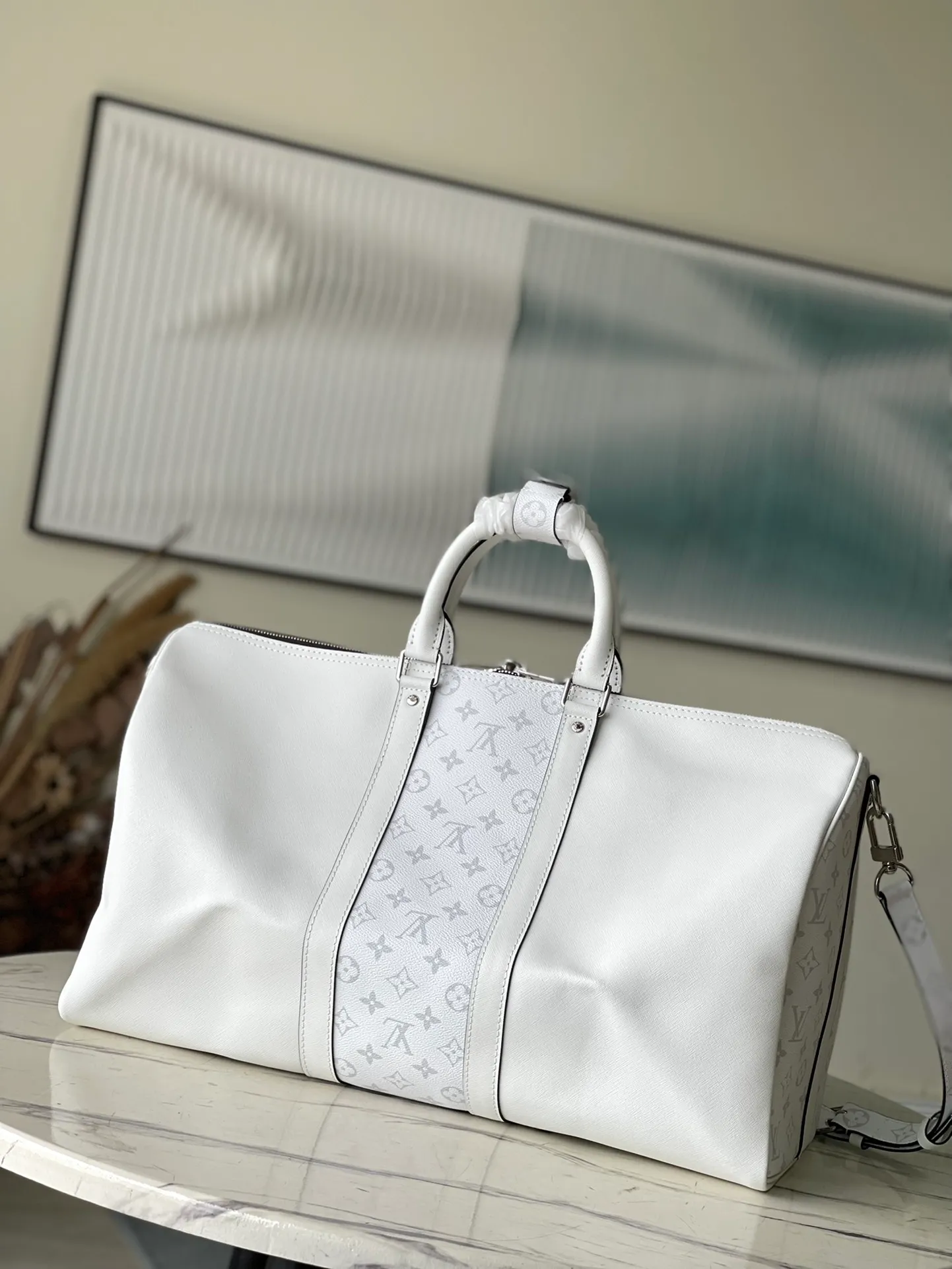 💰1340 (top-grain leather) top original order M30885 This Keepall 50 Bandoulière travel bag comes from the Taïgarama travel leather goods series. The front and sides of the Taïga cow leather bag are integrated with Monogram canvas structure. The carry-on luggage size is complemented by a detachable and adjustable shoulder strap, a zippered inner pocket and a leather nameplate to complete the overall design. Dimensions: 50 x 29 x 23 cm
