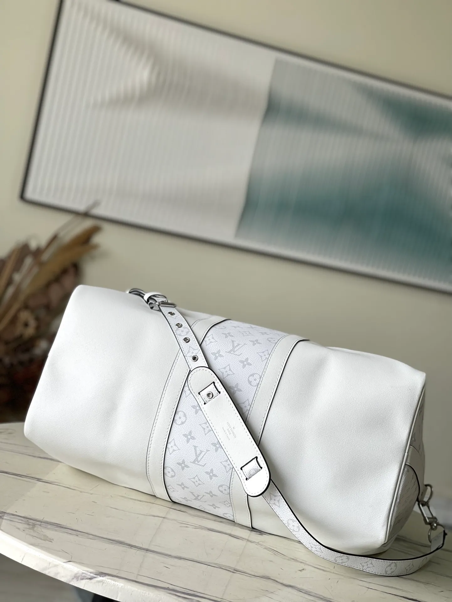 💰1340 (top-grain leather) top original order M30885 This Keepall 50 Bandoulière travel bag comes from the Taïgarama travel leather goods series. The front and sides of the Taïga cow leather bag are integrated with Monogram canvas structure. The carry-on luggage size is complemented by a detachable and adjustable shoulder strap, a zippered inner pocket and a leather nameplate to complete the overall design. Dimensions: 50 x 29 x 23 cm