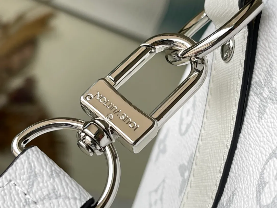 💰1340 (top-grain leather) top original order M30885 This Keepall 50 Bandoulière travel bag comes from the Taïgarama travel leather goods series. The front and sides of the Taïga cow leather bag are integrated with Monogram canvas structure. The carry-on luggage size is complemented by a detachable and adjustable shoulder strap, a zippered inner pocket and a leather nameplate to complete the overall design. Dimensions: 50 x 29 x 23 cm
