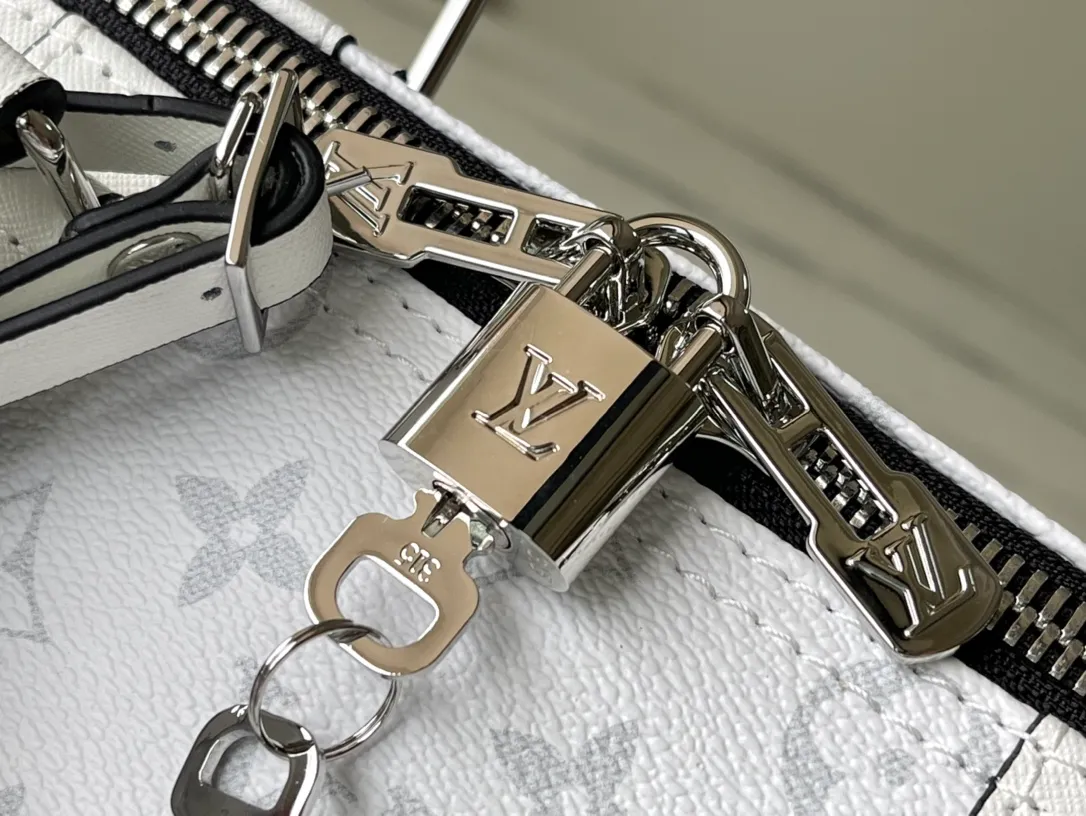 💰1340 (top-grain leather) top original order M30885 This Keepall 50 Bandoulière travel bag comes from the Taïgarama travel leather goods series. The front and sides of the Taïga cow leather bag are integrated with Monogram canvas structure. The carry-on luggage size is complemented by a detachable and adjustable shoulder strap, a zippered inner pocket and a leather nameplate to complete the overall design. Dimensions: 50 x 29 x 23 cm