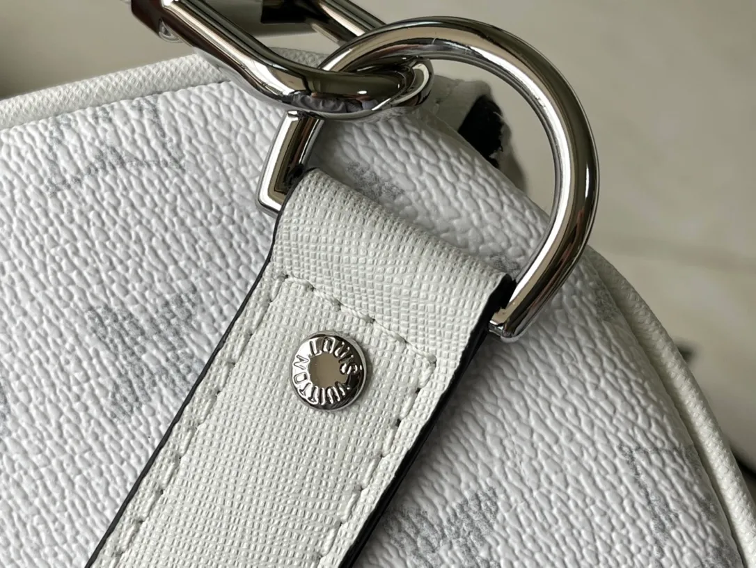 💰1340 (top-grain leather) top original order M30885 This Keepall 50 Bandoulière travel bag comes from the Taïgarama travel leather goods series. The front and sides of the Taïga cow leather bag are integrated with Monogram canvas structure. The carry-on luggage size is complemented by a detachable and adjustable shoulder strap, a zippered inner pocket and a leather nameplate to complete the overall design. Dimensions: 50 x 29 x 23 cm