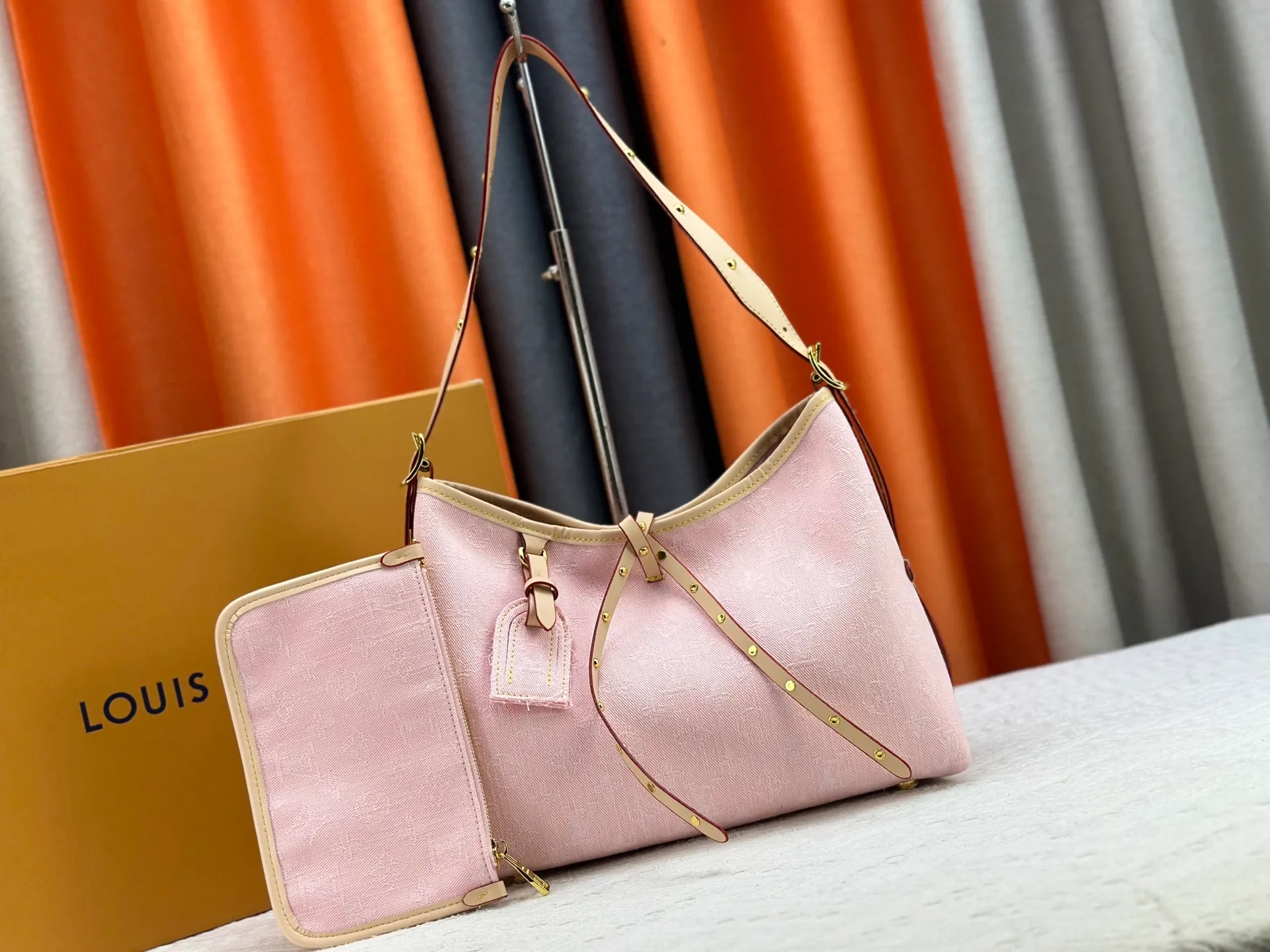 P280 Upgraded original M11462 M46203 Pink Small New (denim denim) CarryAll small handbag is made of Monogram canvas and leather trim, making it a personal companion for urban life. The generous construction has a neat interior and a large interior pocket adds a functional element. Monogram canvas zippered clutch secured with leather strap. Dimensions: 29 x 24 x 12 cm