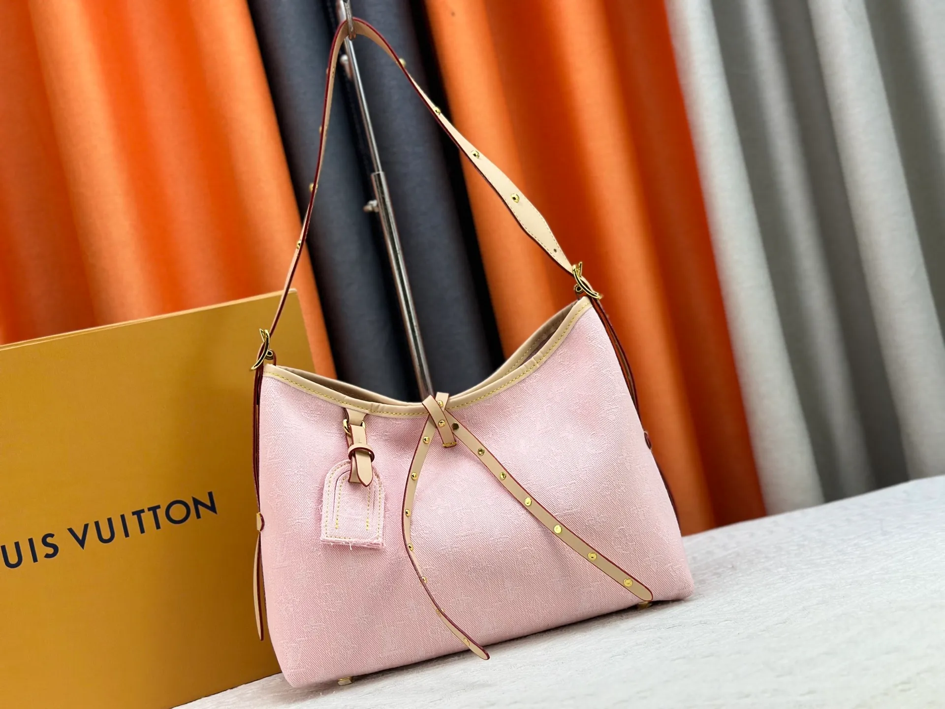P280 Upgraded original M11462 M46203 Pink Small New (denim denim) CarryAll small handbag is made of Monogram canvas and leather trim, making it a personal companion for urban life. The generous construction has a neat interior and a large interior pocket adds a functional element. Monogram canvas zippered clutch secured with leather strap. Dimensions: 29 x 24 x 12 cm