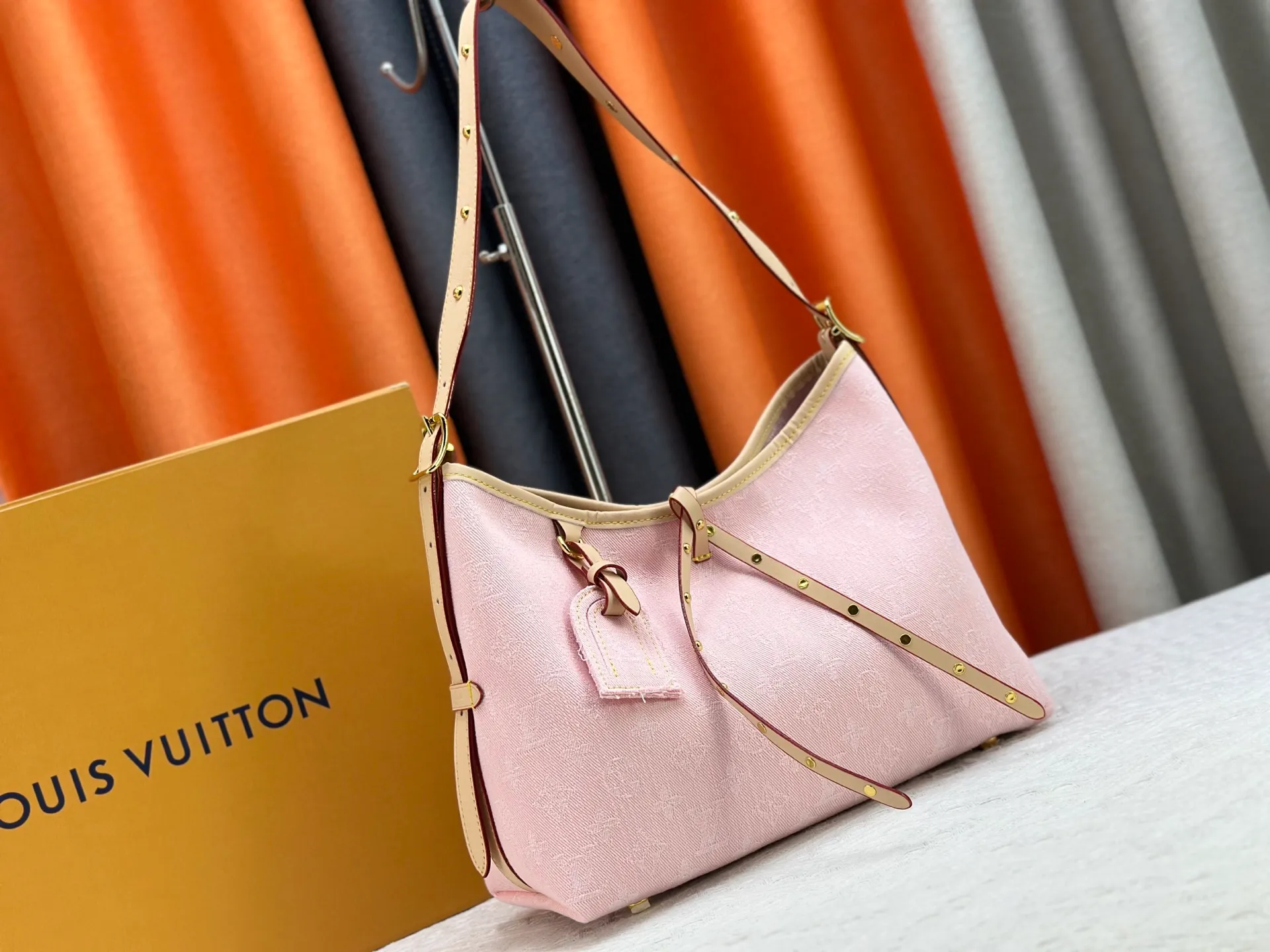 P280 Upgraded original M11462 M46203 Pink Small New (denim denim) CarryAll small handbag is made of Monogram canvas and leather trim, making it a personal companion for urban life. The generous construction has a neat interior and a large interior pocket adds a functional element. Monogram canvas zippered clutch secured with leather strap. Dimensions: 29 x 24 x 12 cm