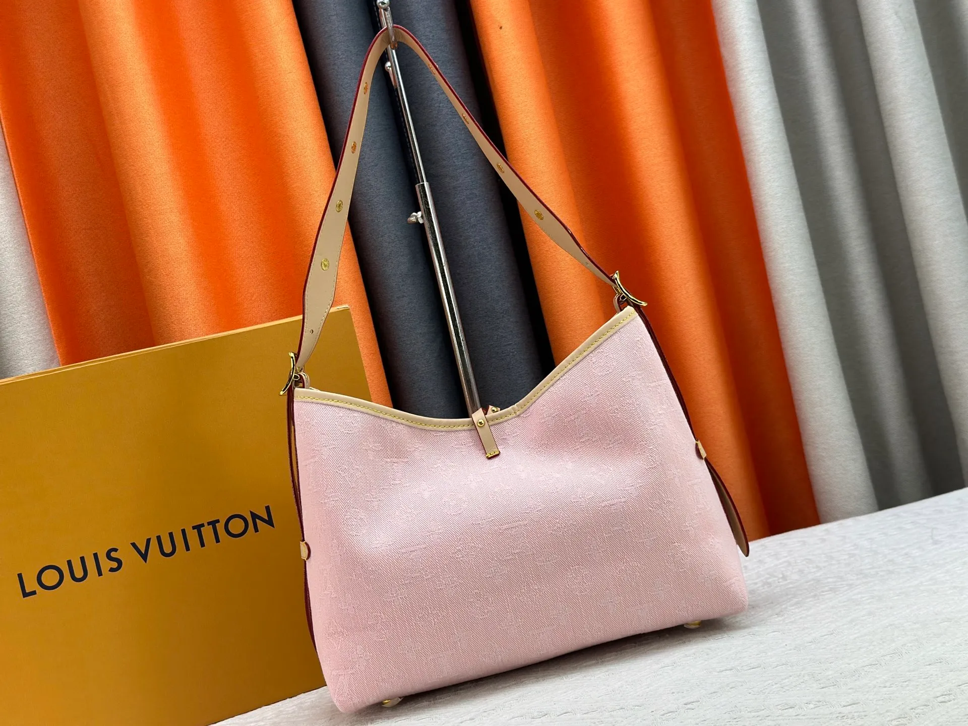 P280 Upgraded original M11462 M46203 Pink Small New (denim denim) CarryAll small handbag is made of Monogram canvas and leather trim, making it a personal companion for urban life. The generous construction has a neat interior and a large interior pocket adds a functional element. Monogram canvas zippered clutch secured with leather strap. Dimensions: 29 x 24 x 12 cm