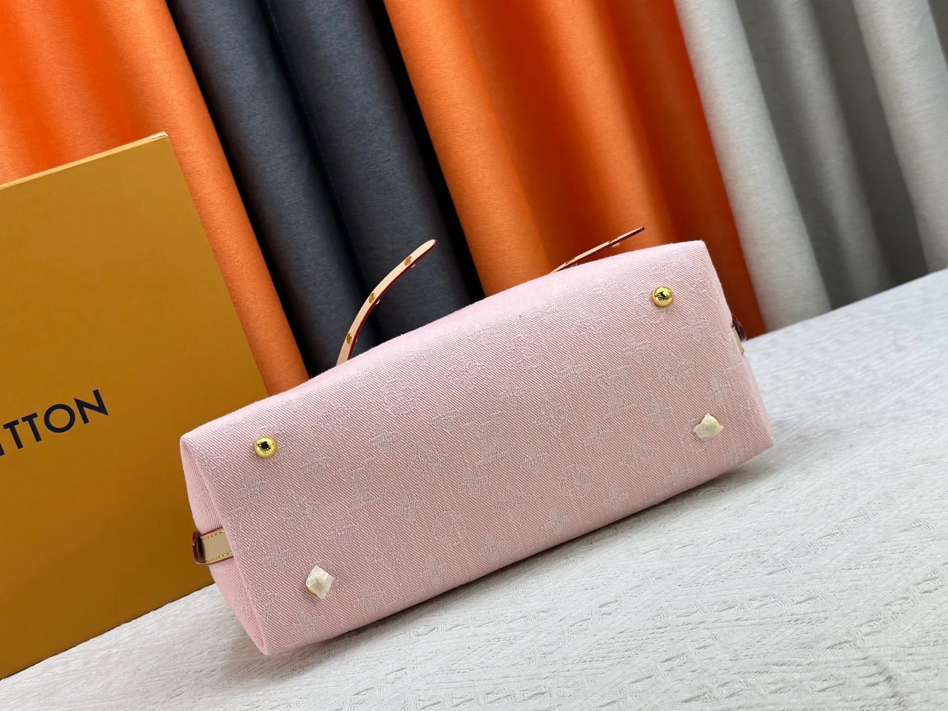 P280 Upgraded original M11462 M46203 Pink Small New (denim denim) CarryAll small handbag is made of Monogram canvas and leather trim, making it a personal companion for urban life. The generous construction has a neat interior and a large interior pocket adds a functional element. Monogram canvas zippered clutch secured with leather strap. Dimensions: 29 x 24 x 12 cm