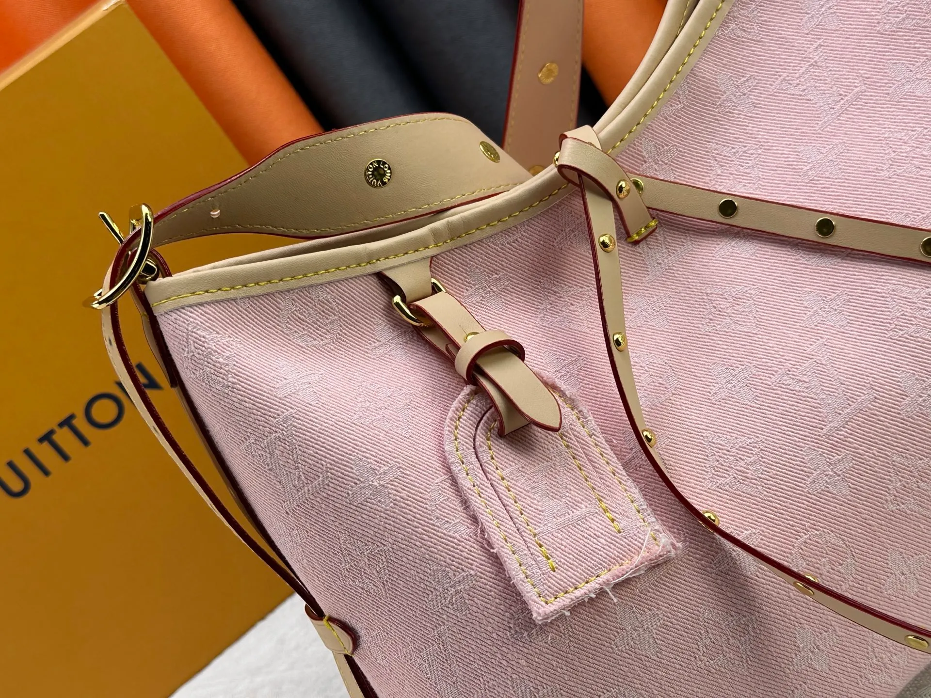 P280 Upgraded original M11462 M46203 Pink Small New (denim denim) CarryAll small handbag is made of Monogram canvas and leather trim, making it a personal companion for urban life. The generous construction has a neat interior and a large interior pocket adds a functional element. Monogram canvas zippered clutch secured with leather strap. Dimensions: 29 x 24 x 12 cm