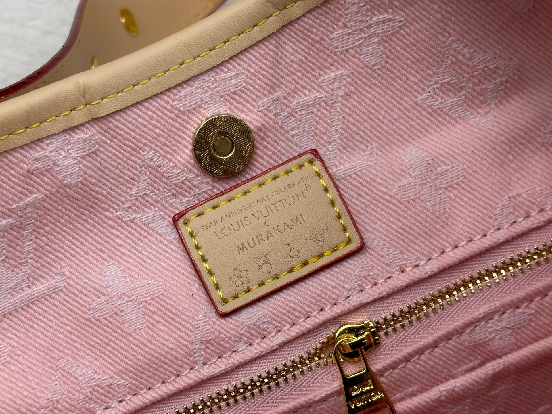 P280 Upgraded original M11462 M46203 Pink Small New (denim denim) CarryAll small handbag is made of Monogram canvas and leather trim, making it a personal companion for urban life. The generous construction has a neat interior and a large interior pocket adds a functional element. Monogram canvas zippered clutch secured with leather strap. Dimensions: 29 x 24 x 12 cm