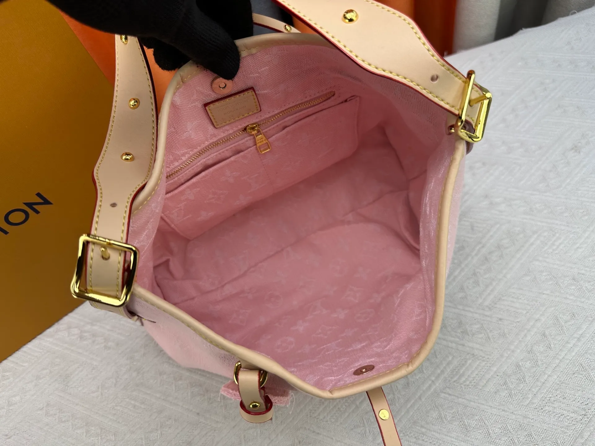 P280 Upgraded original M11462 M46203 Pink Small New (denim denim) CarryAll small handbag is made of Monogram canvas and leather trim, making it a personal companion for urban life. The generous construction has a neat interior and a large interior pocket adds a functional element. Monogram canvas zippered clutch secured with leather strap. Dimensions: 29 x 24 x 12 cm