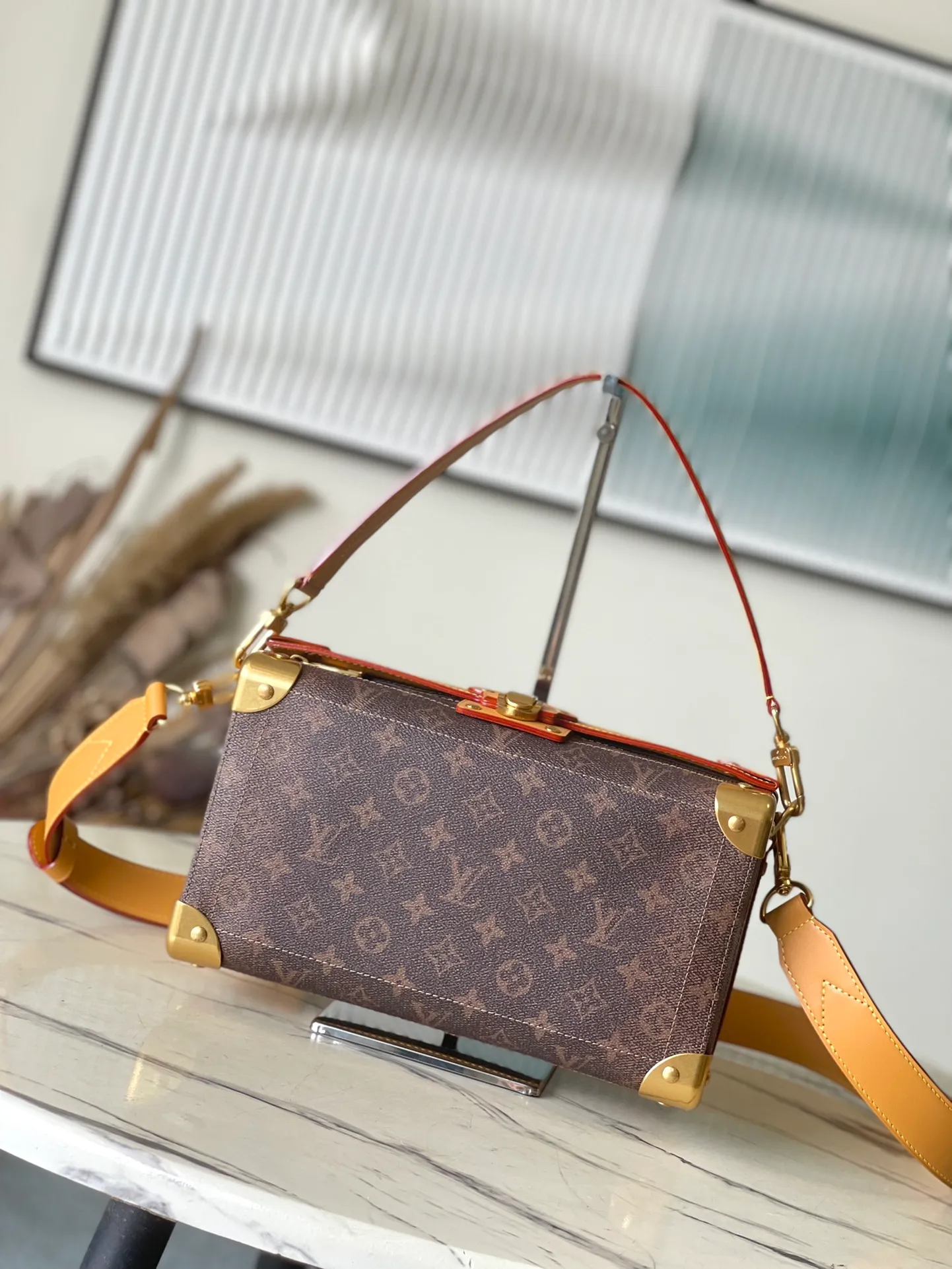 💰1400 (Steel Hardware) Top Original Order M11536 Presbyopia This Soul Trunk East West handbag is made of Monogram Dust canvas, with reinforced metal corners to show Pharrell Wiliams' respect for the brand's traditional hard box. Magnetic closure provides easy access to the main compartment, while removable leather handles and a removable and adjustable shoulder strap allow for hand, shoulder or cross-body wear. Dimensions: 29 × 17.5 × 10 cm