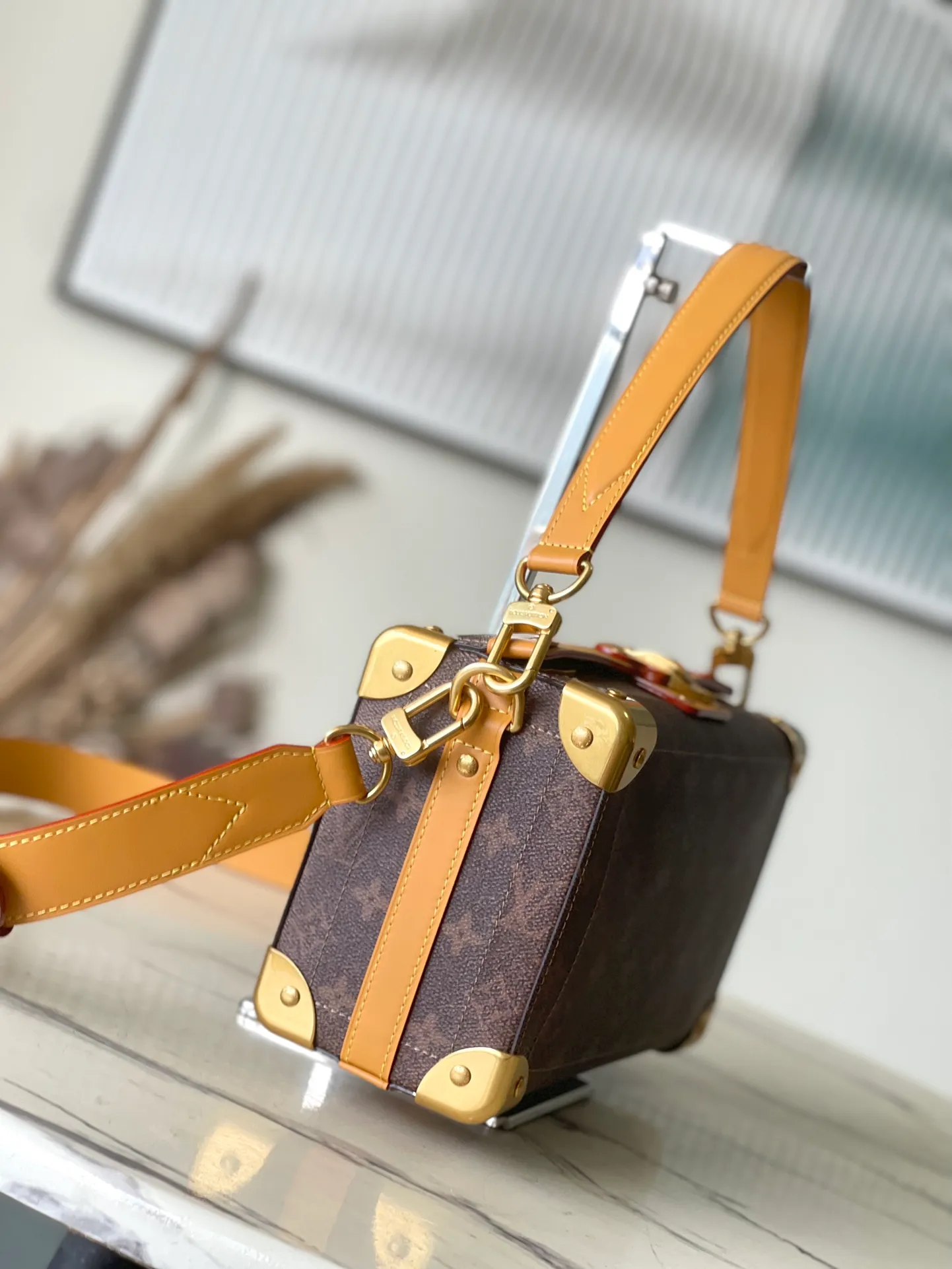 💰1400 (Steel Hardware) Top Original Order M11536 Presbyopia This Soul Trunk East West handbag is made of Monogram Dust canvas, with reinforced metal corners to show Pharrell Wiliams' respect for the brand's traditional hard box. Magnetic closure provides easy access to the main compartment, while removable leather handles and a removable and adjustable shoulder strap allow for hand, shoulder or cross-body wear. Dimensions: 29 × 17.5 × 10 cm