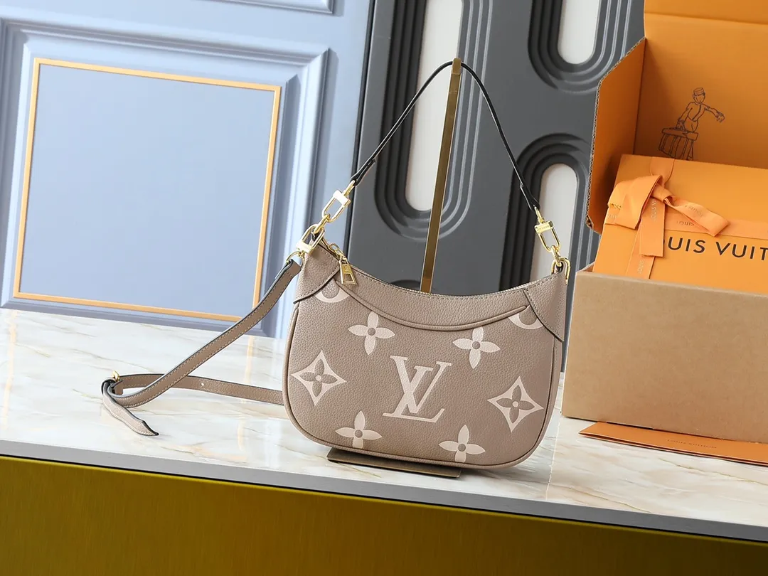 💰240💰Upgraded from the original M46002, the Bagatelle handbag is launched at the beginning of the new season, shaped with Monogram Empreinte leather. Smooth lines and soft texture allow for flexible carrying, and the exquisite design can accommodate all your travel needs, making it easy to handle day and night situations. Dimensions: 24 x 18 x 7 cm