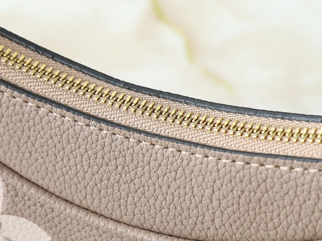 💰240💰Upgraded from the original M46002, the Bagatelle handbag is launched at the beginning of the new season, shaped with Monogram Empreinte leather. Smooth lines and soft texture allow for flexible carrying, and the exquisite design can accommodate all your travel needs, making it easy to handle day and night situations. Dimensions: 24 x 18 x 7 cm