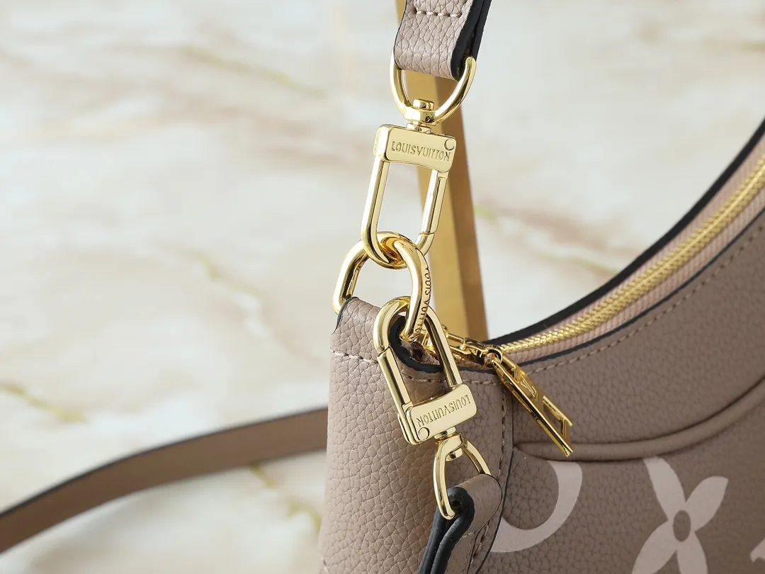 💰240💰Upgraded from the original M46002, the Bagatelle handbag is launched at the beginning of the new season, shaped with Monogram Empreinte leather. Smooth lines and soft texture allow for flexible carrying, and the exquisite design can accommodate all your travel needs, making it easy to handle day and night situations. Dimensions: 24 x 18 x 7 cm