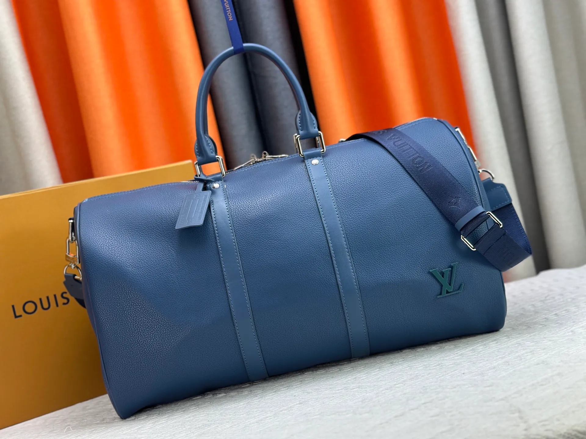 P340 M57088 M21536 Upgraded original version This keepall bandouliere 50 travel bag is made of monogram shadow leather with full monogram embossing and matte metal parts to achieve a minimalist design. The cabin luggage size is suitable for short trips. The keepall soft travel bag series was born in the 1930s and is as classic and elegant as ever. Dimensions: 50x 29 x 23 cm