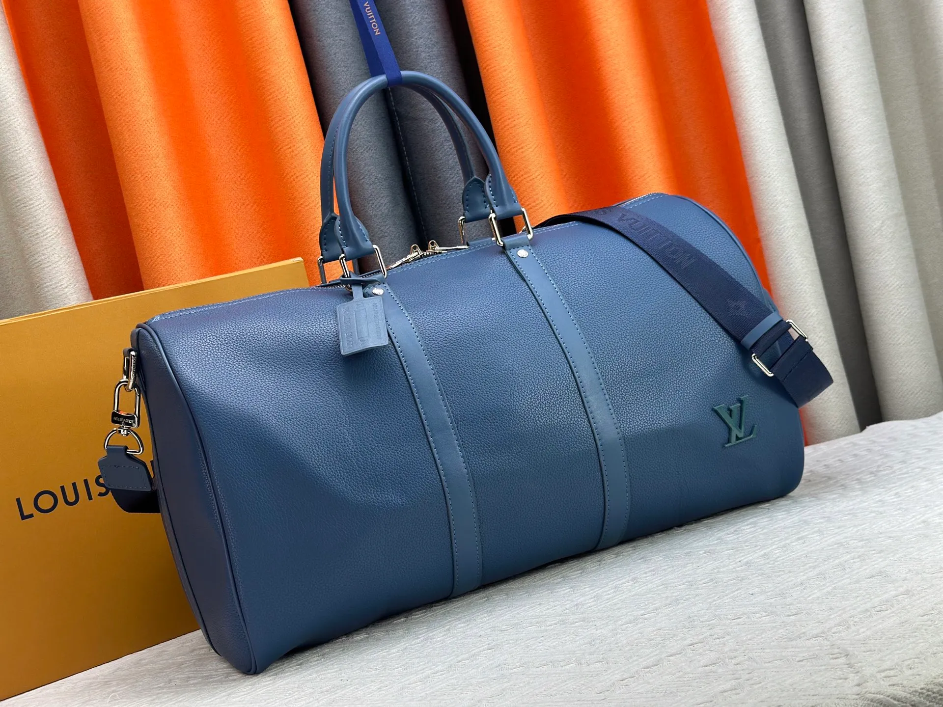 P340 M57088 M21536 Upgraded original version This keepall bandouliere 50 travel bag is made of monogram shadow leather with full monogram embossing and matte metal parts to achieve a minimalist design. The cabin luggage size is suitable for short trips. The keepall soft travel bag series was born in the 1930s and is as classic and elegant as ever. Dimensions: 50x 29 x 23 cm