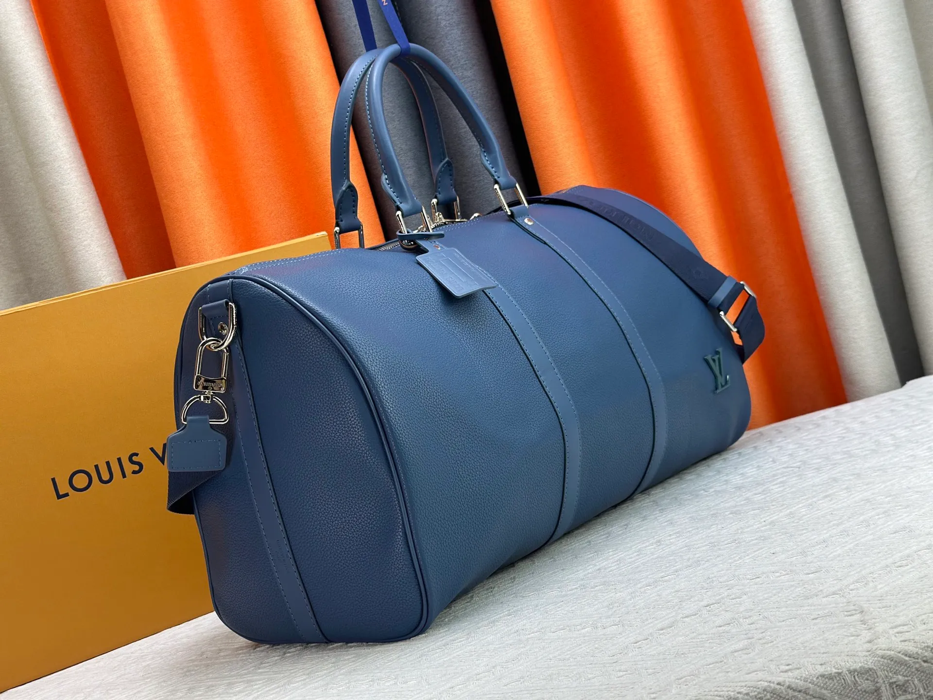 P340 M57088 M21536 Upgraded original version This keepall bandouliere 50 travel bag is made of monogram shadow leather with full monogram embossing and matte metal parts to achieve a minimalist design. The cabin luggage size is suitable for short trips. The keepall soft travel bag series was born in the 1930s and is as classic and elegant as ever. Dimensions: 50x 29 x 23 cm