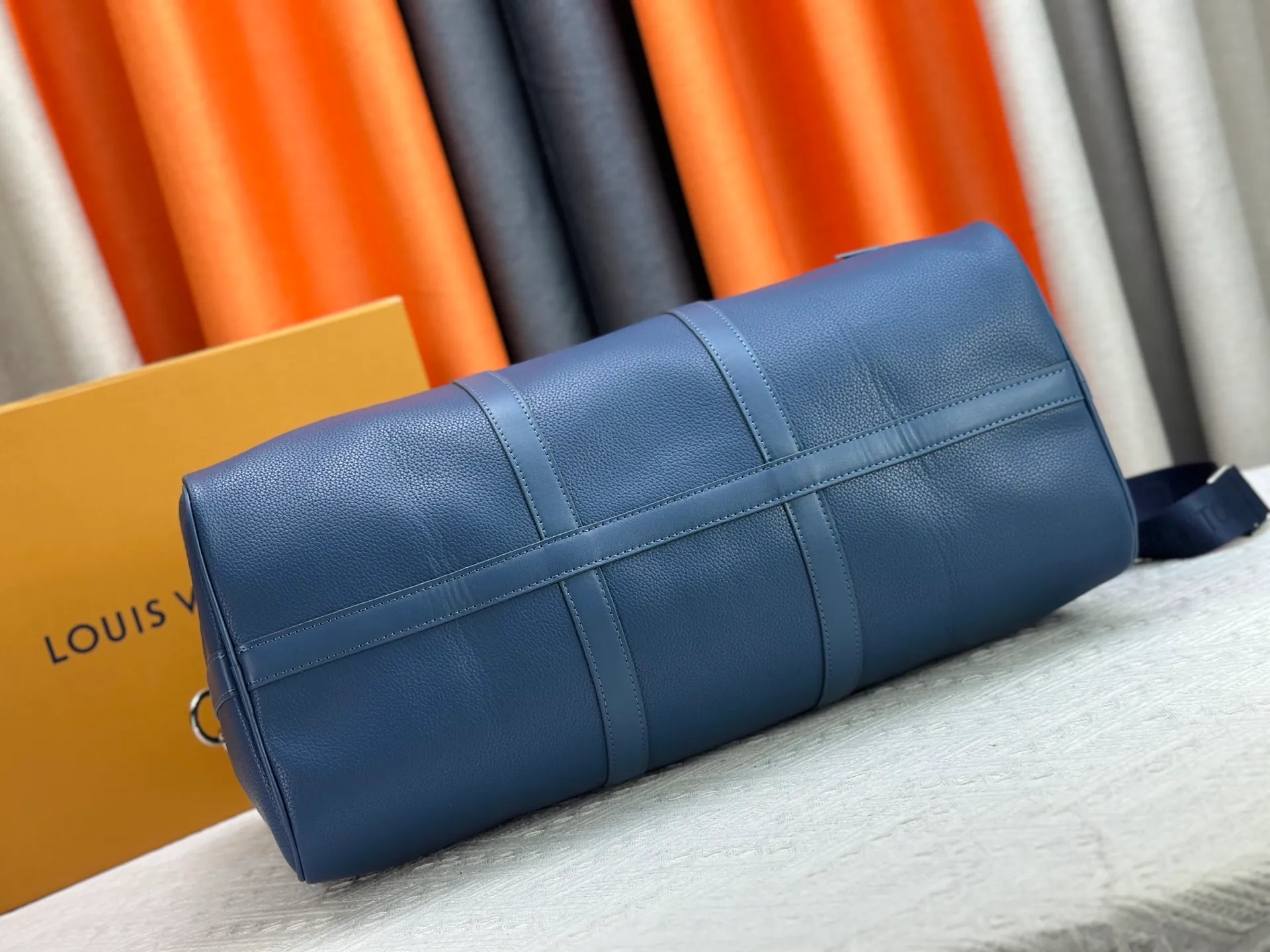 P340 M57088 M21536 Upgraded original version This keepall bandouliere 50 travel bag is made of monogram shadow leather with full monogram embossing and matte metal parts to achieve a minimalist design. The cabin luggage size is suitable for short trips. The keepall soft travel bag series was born in the 1930s and is as classic and elegant as ever. Dimensions: 50x 29 x 23 cm