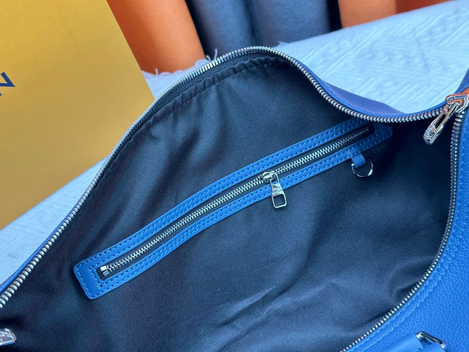 P340 M57088 M21536 Upgraded original version This keepall bandouliere 50 travel bag is made of monogram shadow leather with full monogram embossing and matte metal parts to achieve a minimalist design. The cabin luggage size is suitable for short trips. The keepall soft travel bag series was born in the 1930s and is as classic and elegant as ever. Dimensions: 50x 29 x 23 cm