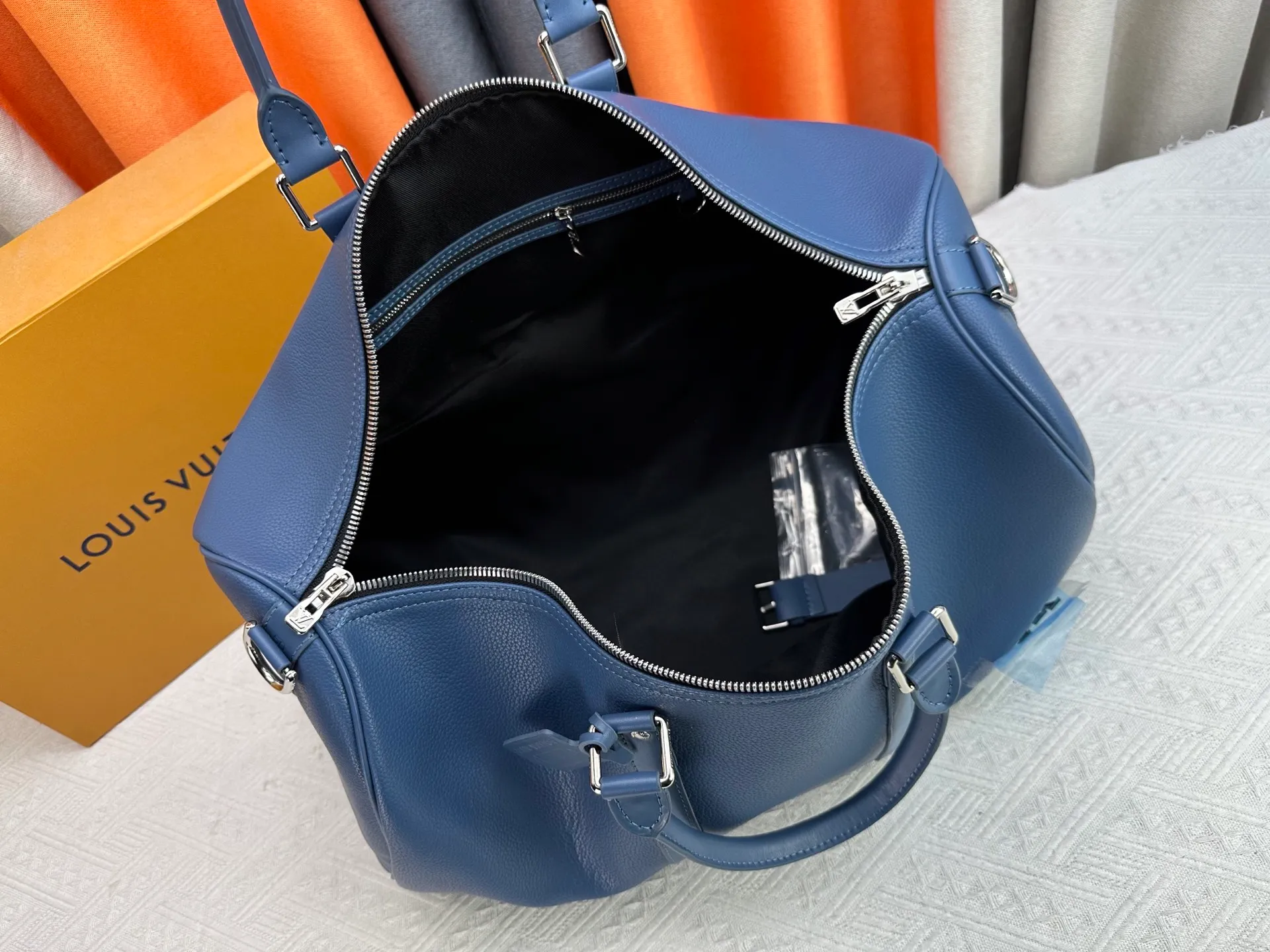 P340 M57088 M21536 Upgraded original version This keepall bandouliere 50 travel bag is made of monogram shadow leather with full monogram embossing and matte metal parts to achieve a minimalist design. The cabin luggage size is suitable for short trips. The keepall soft travel bag series was born in the 1930s and is as classic and elegant as ever. Dimensions: 50x 29 x 23 cm