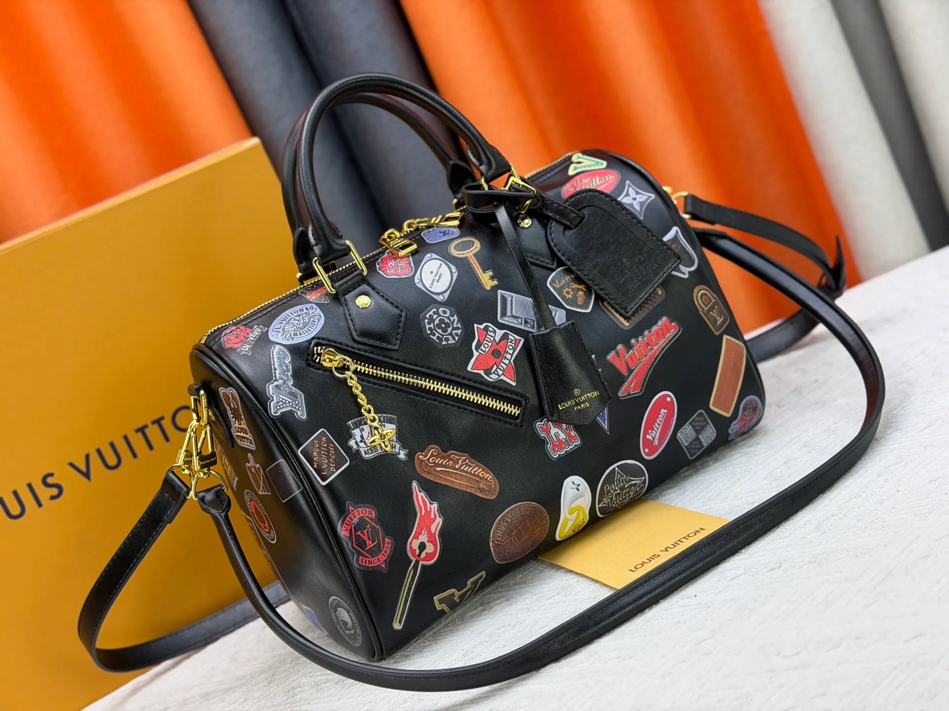 P320 LV pillow 2025 autumn and winter handbag LV is designed jointly by menswear creative director Pharrell Williams and Japanese designer NIGO this season! Play with the philosophy of "past and future"! There are many new elements, new designs, new color applications, lobster-shaped bags and bag hangers, denim stitching, etc. Size 30-20-10 Item No. 27475