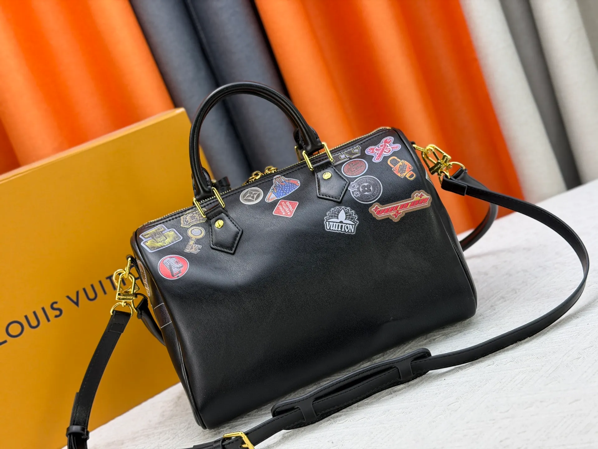 P320 LV pillow 2025 autumn and winter handbag LV is designed jointly by menswear creative director Pharrell Williams and Japanese designer NIGO this season! Play with the philosophy of "past and future"! There are many new elements, new designs, new color applications, lobster-shaped bags and bag hangers, denim stitching, etc. Size 30-20-10 Item No. 27475