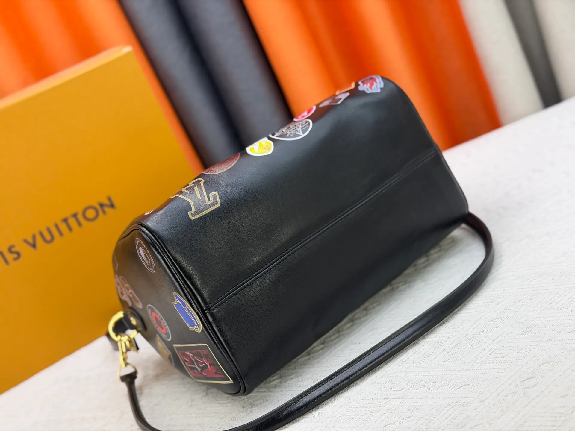 P320 LV pillow 2025 autumn and winter handbag LV is designed jointly by menswear creative director Pharrell Williams and Japanese designer NIGO this season! Play with the philosophy of "past and future"! There are many new elements, new designs, new color applications, lobster-shaped bags and bag hangers, denim stitching, etc. Size 30-20-10 Item No. 27475