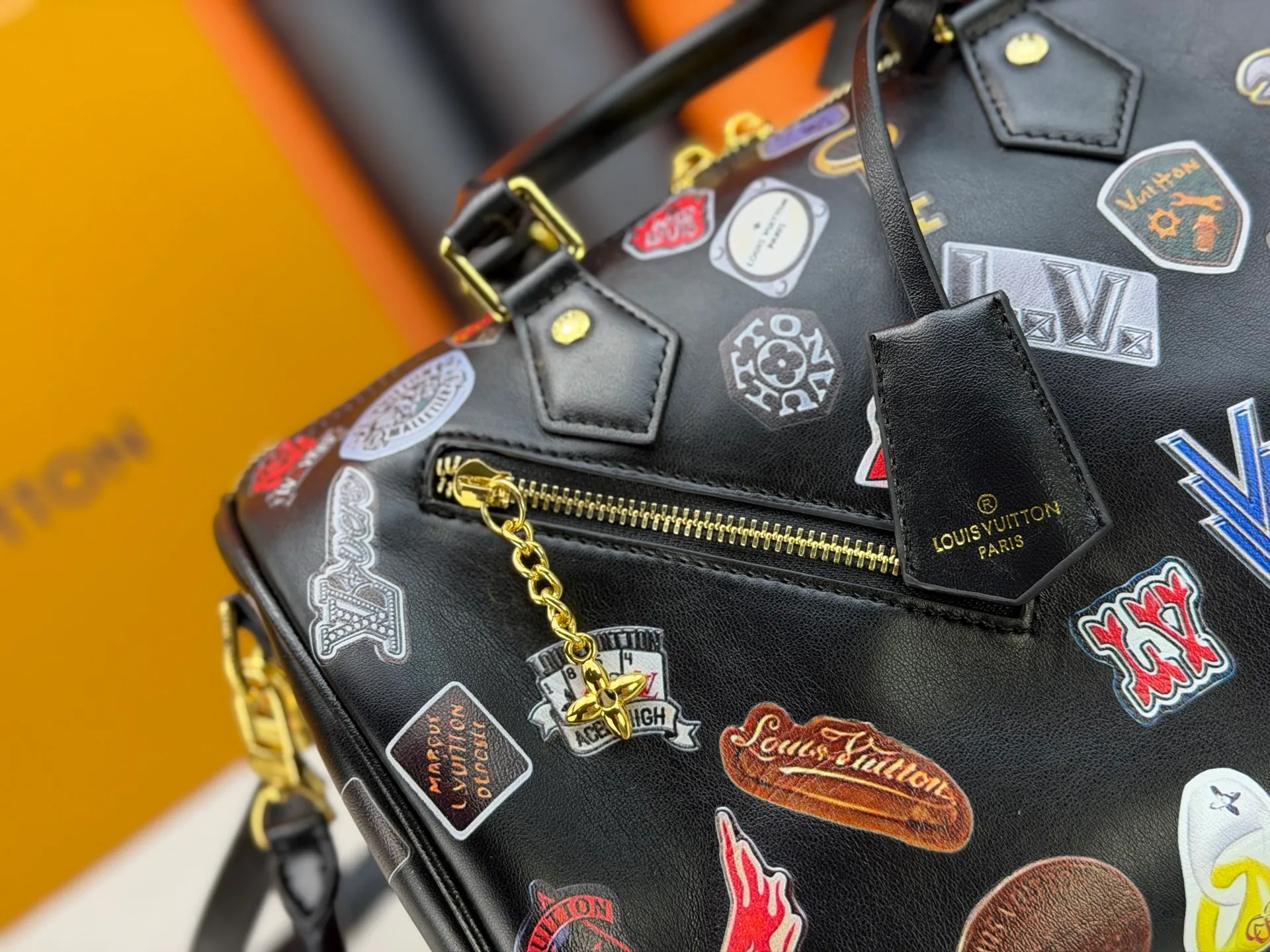 P320 LV pillow 2025 autumn and winter handbag LV is designed jointly by menswear creative director Pharrell Williams and Japanese designer NIGO this season! Play with the philosophy of "past and future"! There are many new elements, new designs, new color applications, lobster-shaped bags and bag hangers, denim stitching, etc. Size 30-20-10 Item No. 27475