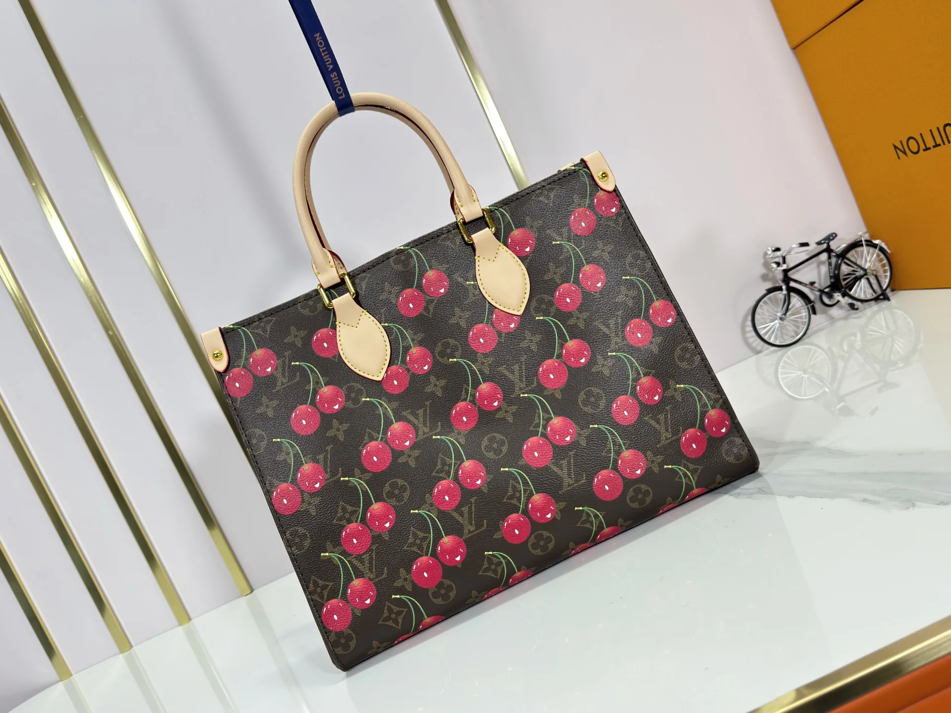 P260 Upgraded Original 🔥New 🔥M45039 M45321 M44571 This Onthego medium handbag uses classic Monogram canvas and Monogram Reverse canvas on both sides to present different styles at will. Toron's dual handles and shoulder strap allow for a variety of carrying options. Dimensions: 34.0 x 26.0 x 13.0 cm (length x height x width)