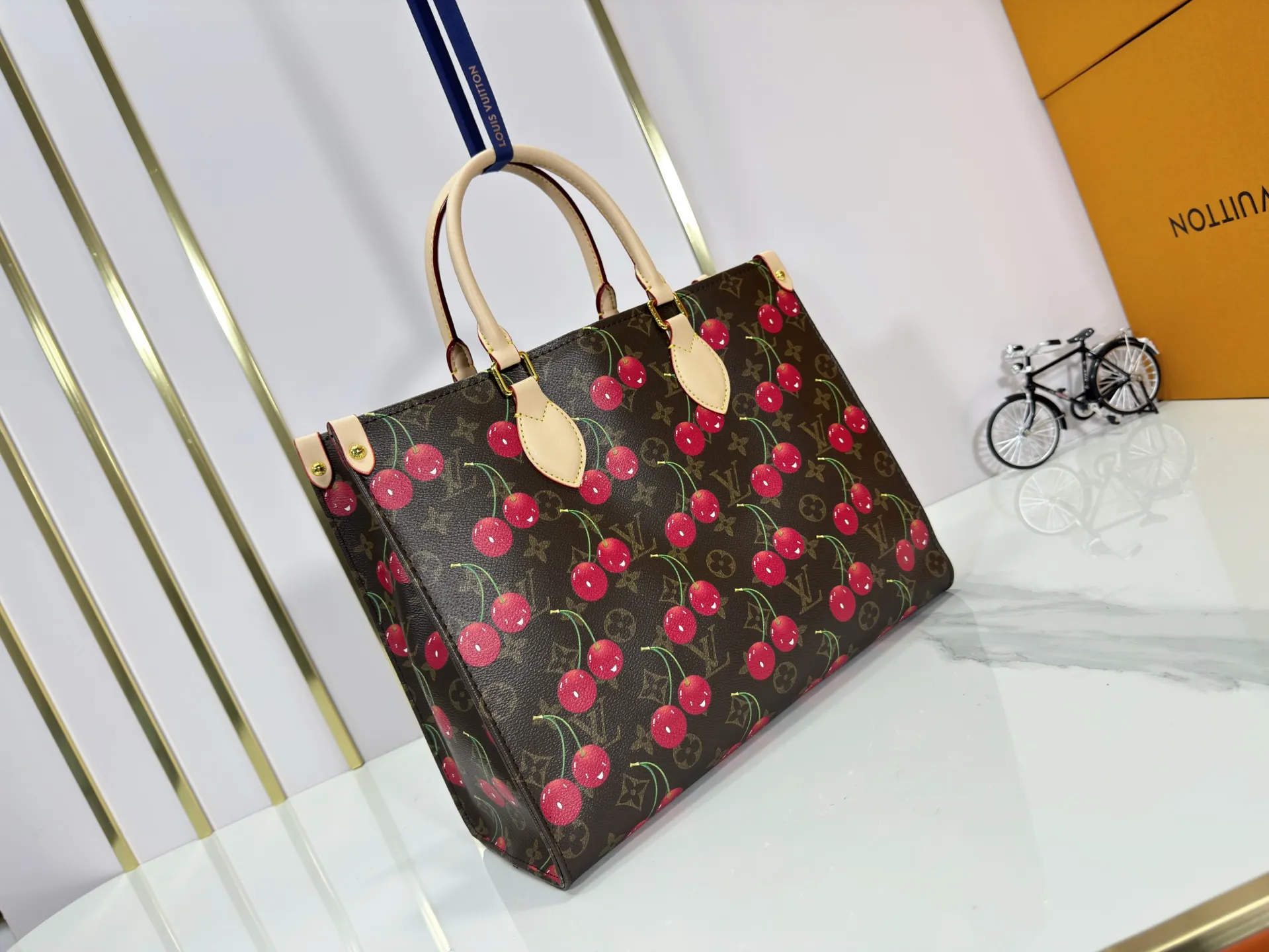 P260 Upgraded Original 🔥New 🔥M45039 M45321 M44571 This Onthego medium handbag uses classic Monogram canvas and Monogram Reverse canvas on both sides to present different styles at will. Toron's dual handles and shoulder strap allow for a variety of carrying options. Dimensions: 34.0 x 26.0 x 13.0 cm (length x height x width)