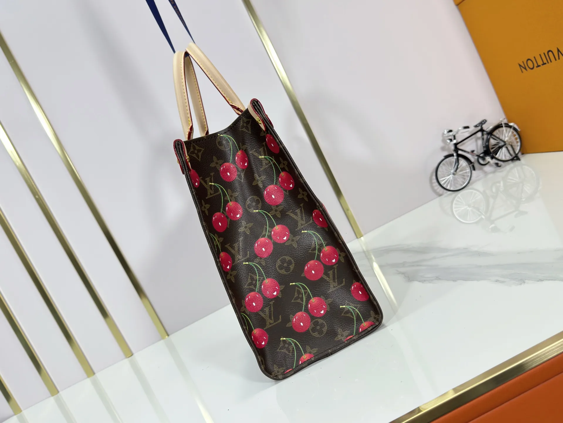 P260 Upgraded Original 🔥New 🔥M45039 M45321 M44571 This Onthego medium handbag uses classic Monogram canvas and Monogram Reverse canvas on both sides to present different styles at will. Toron's dual handles and shoulder strap allow for a variety of carrying options. Dimensions: 34.0 x 26.0 x 13.0 cm (length x height x width)