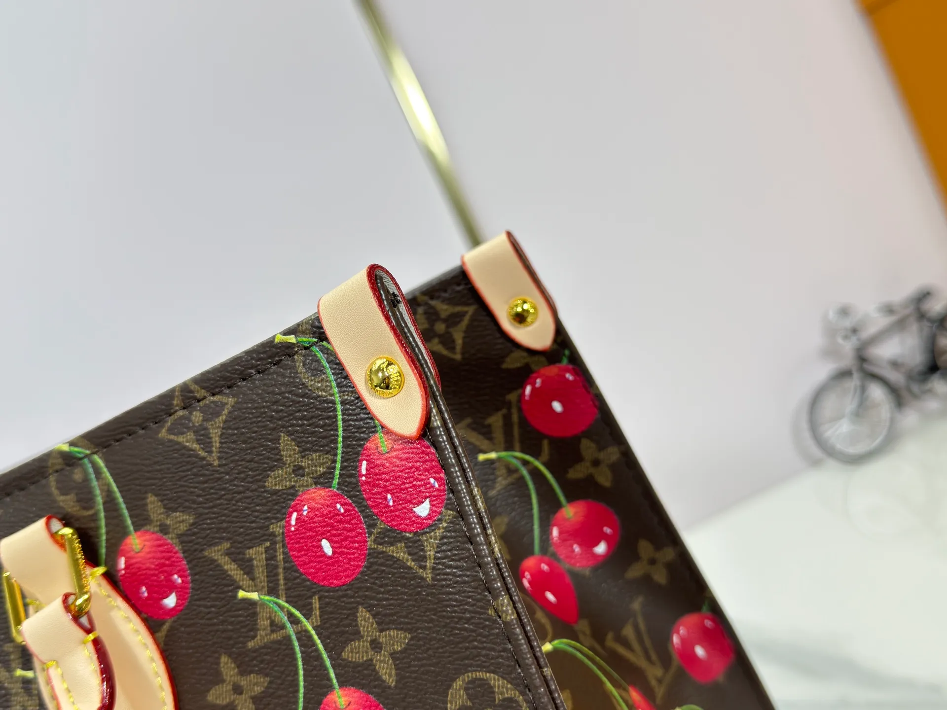 P260 Upgraded Original 🔥New 🔥M45039 M45321 M44571 This Onthego medium handbag uses classic Monogram canvas and Monogram Reverse canvas on both sides to present different styles at will. Toron's dual handles and shoulder strap allow for a variety of carrying options. Dimensions: 34.0 x 26.0 x 13.0 cm (length x height x width)