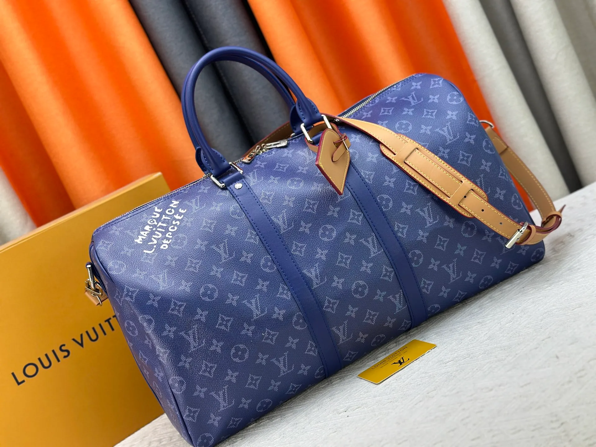 P340 Upgraded original M26864 M26865 M26866 This Keepall Bandoulière 50 travel bag is made of Monogram Heritage canvas dip-dyed in colorful colors, with cowhide trim, leather shoulder straps, removable leather nameplate and cotton lining. The Marque L.Vuitton Déposée logo pays homage to Louis Vuitton’s rich heritage.  29 x 23 x 50 cm (H x W x L) Monogram Heritage coated canvas Cow leather trim Textile lining Metal hardware Carry-on baggage dimensions Double zip closure Padlock Removable name tag Internal zip pocket Handles: Double handles