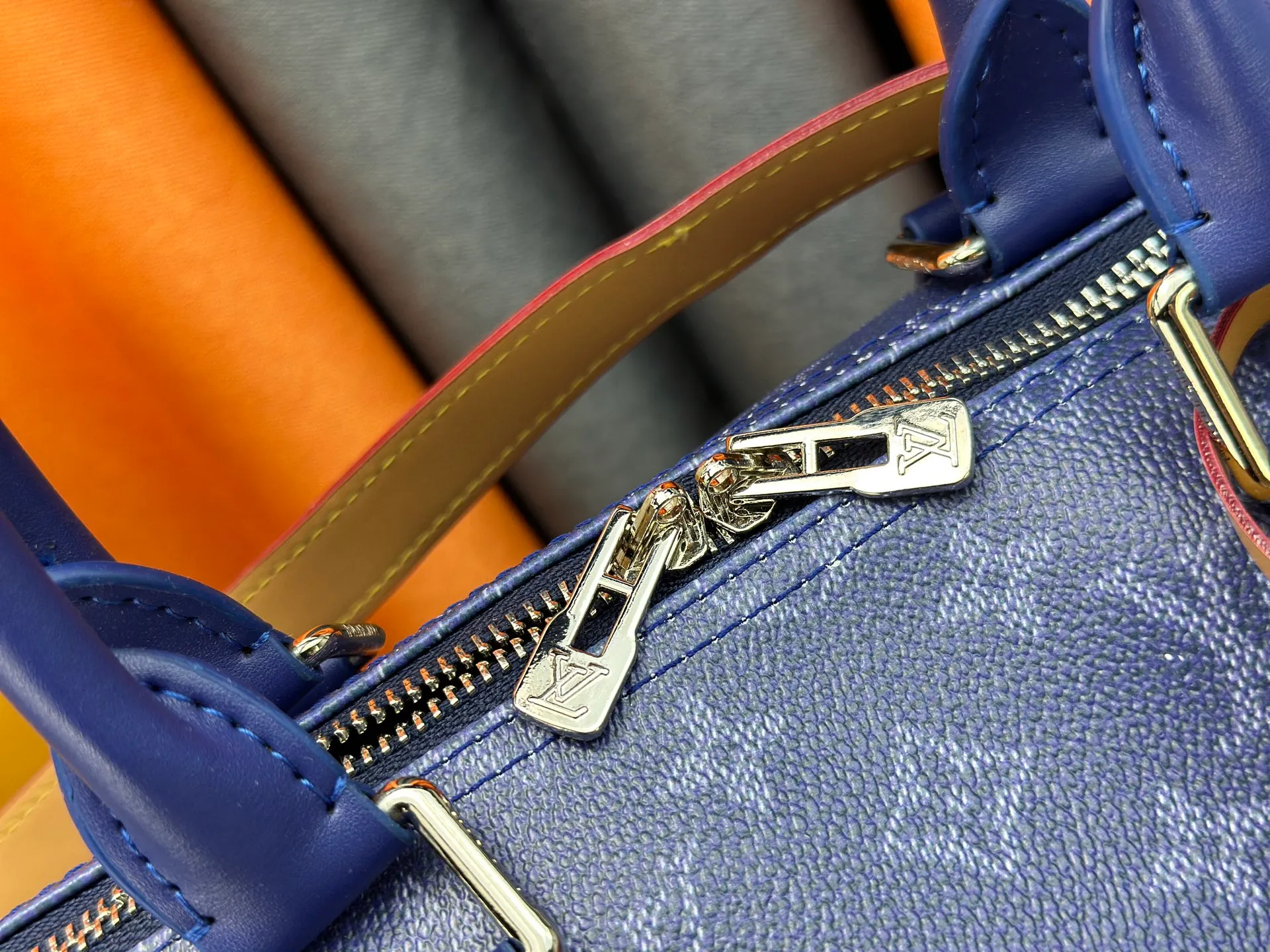 P340 Upgraded original M26864 M26865 M26866 This Keepall Bandoulière 50 travel bag is made of Monogram Heritage canvas dip-dyed in colorful colors, with cowhide trim, leather shoulder straps, removable leather nameplate and cotton lining. The Marque L.Vuitton Déposée logo pays homage to Louis Vuitton’s rich heritage.  29 x 23 x 50 cm (H x W x L) Monogram Heritage coated canvas Cow leather trim Textile lining Metal hardware Carry-on baggage dimensions Double zip closure Padlock Removable name tag Internal zip pocket Handles: Double handles