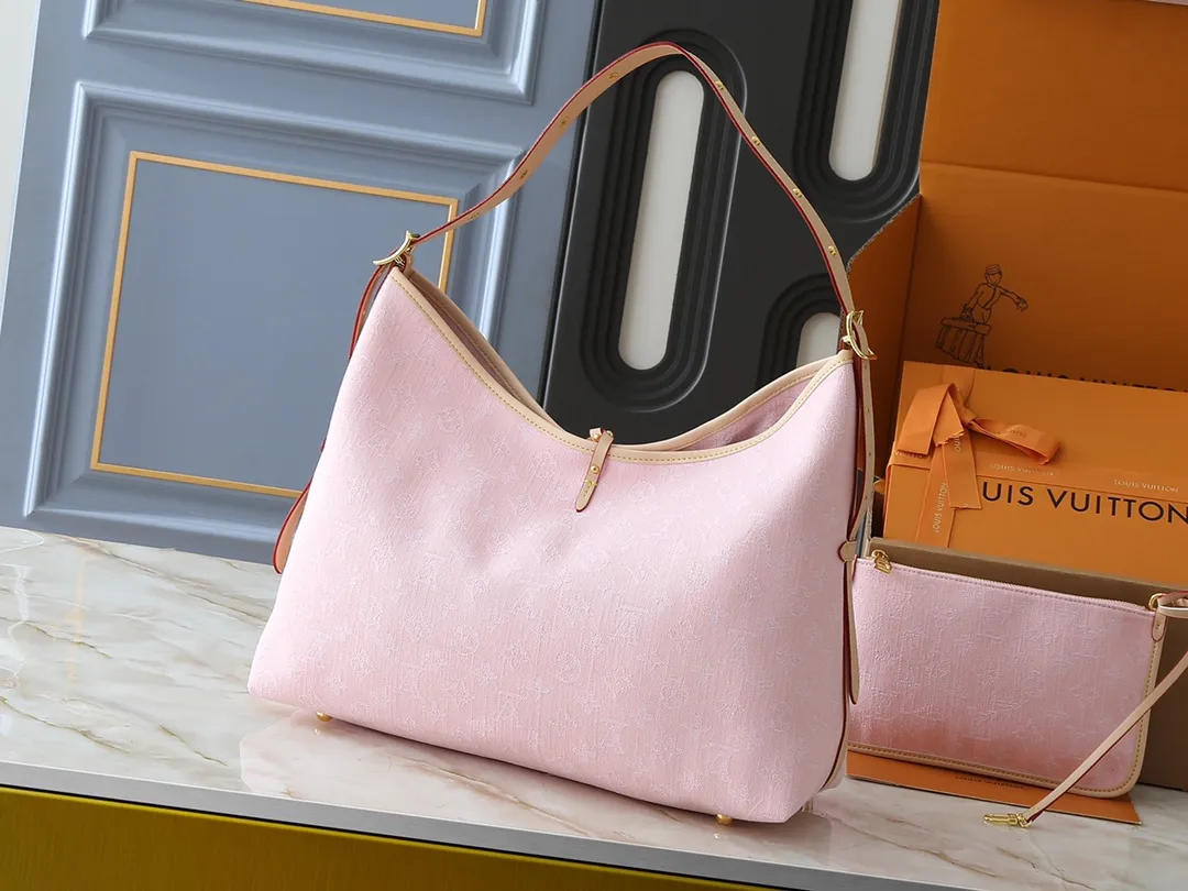 💰320💰Upgraded from the original M13289 M46197 M46203. This CarryAll medium handbag features the Monogram Denim pattern, which was born in 2005, on the cotton surface, and then uses Louis Vuitton's exquisite bleaching process to create a washed effect. Contrasting leather and removable name tags accentuate the sleek silhouette, and the zippered interior pocket can securely store valuables, making it a modern choice for traveling in the city. Dimensions: 39.0 x 30.0 x 15.0 cm (length x height x width)
