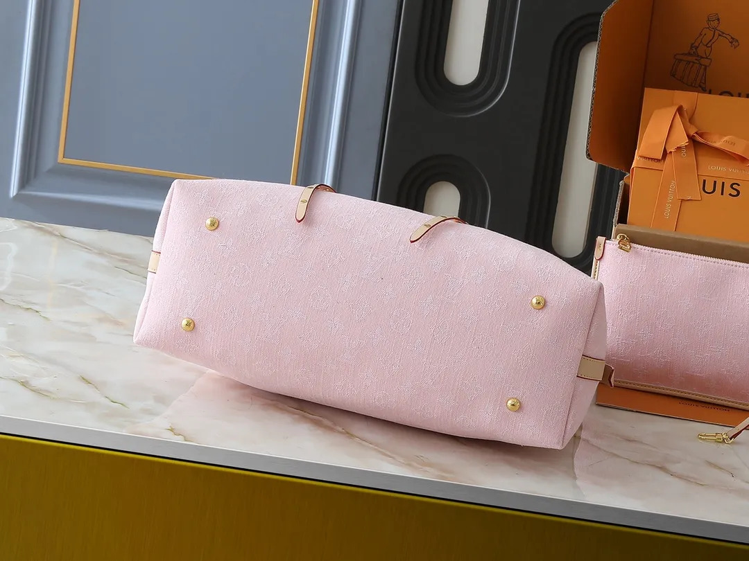 💰320💰Upgraded from the original M13289 M46197 M46203. This CarryAll medium handbag features the Monogram Denim pattern, which was born in 2005, on the cotton surface, and then uses Louis Vuitton's exquisite bleaching process to create a washed effect. Contrasting leather and removable name tags accentuate the sleek silhouette, and the zippered interior pocket can securely store valuables, making it a modern choice for traveling in the city. Dimensions: 39.0 x 30.0 x 15.0 cm (length x height x width)