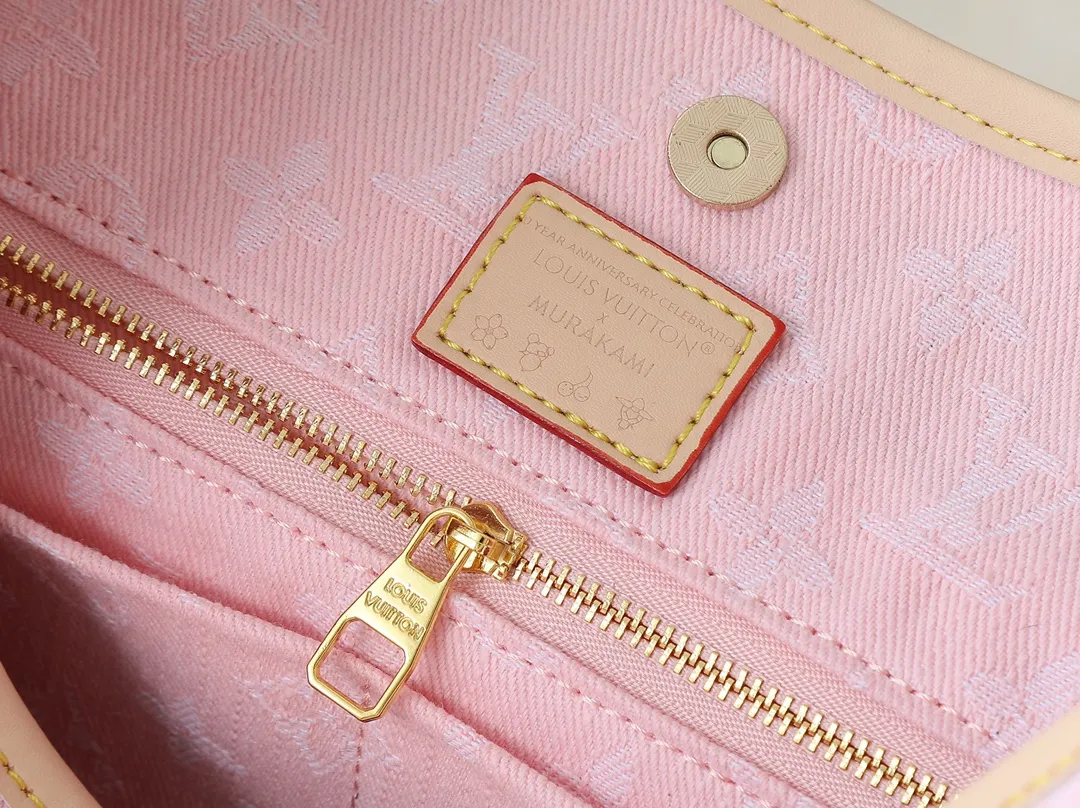 💰320💰Upgraded from the original M13289 M46197 M46203. This CarryAll medium handbag features the Monogram Denim pattern, which was born in 2005, on the cotton surface, and then uses Louis Vuitton's exquisite bleaching process to create a washed effect. Contrasting leather and removable name tags accentuate the sleek silhouette, and the zippered interior pocket can securely store valuables, making it a modern choice for traveling in the city. Dimensions: 39.0 x 30.0 x 15.0 cm (length x height x width)