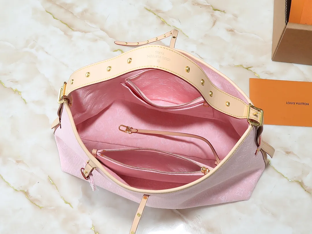 💰320💰Upgraded from the original M13289 M46197 M46203. This CarryAll medium handbag features the Monogram Denim pattern, which was born in 2005, on the cotton surface, and then uses Louis Vuitton's exquisite bleaching process to create a washed effect. Contrasting leather and removable name tags accentuate the sleek silhouette, and the zippered interior pocket can securely store valuables, making it a modern choice for traveling in the city. Dimensions: 39.0 x 30.0 x 15.0 cm (length x height x width)