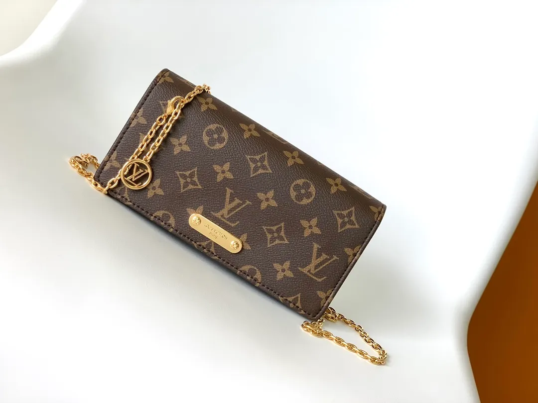 Factory price 480 M82509 Top-quality original Lily Wallet On Chain handbag is cut out of Monogram canvas in a square shape, with studs and a Louis Vuitton logo plate on the flap. It has ample space to easily store all your day and night needs, and the LV Circle logo is embellished with a detachable and adjustable chain, allowing for a variety of carrying methods. 20.7 x 10.2 x 3.5 cm (L x H x W) • Monoglam coated canvas • Microfiber lining • Metal hardware • Flap closure • Card compartment • Patch pocket • Chain: removable • Chain half length: 51.0 cm