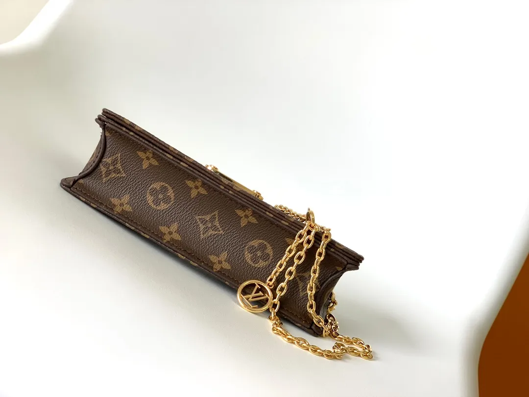 Factory price 480 M82509 Top-quality original Lily Wallet On Chain handbag is cut out of Monogram canvas in a square shape, with studs and a Louis Vuitton logo plate on the flap. It has ample space to easily store all your day and night needs, and the LV Circle logo is embellished with a detachable and adjustable chain, allowing for a variety of carrying methods. 20.7 x 10.2 x 3.5 cm (L x H x W) • Monoglam coated canvas • Microfiber lining • Metal hardware • Flap closure • Card compartment • Patch pocket • Chain: removable • Chain half length: 51.0 cm