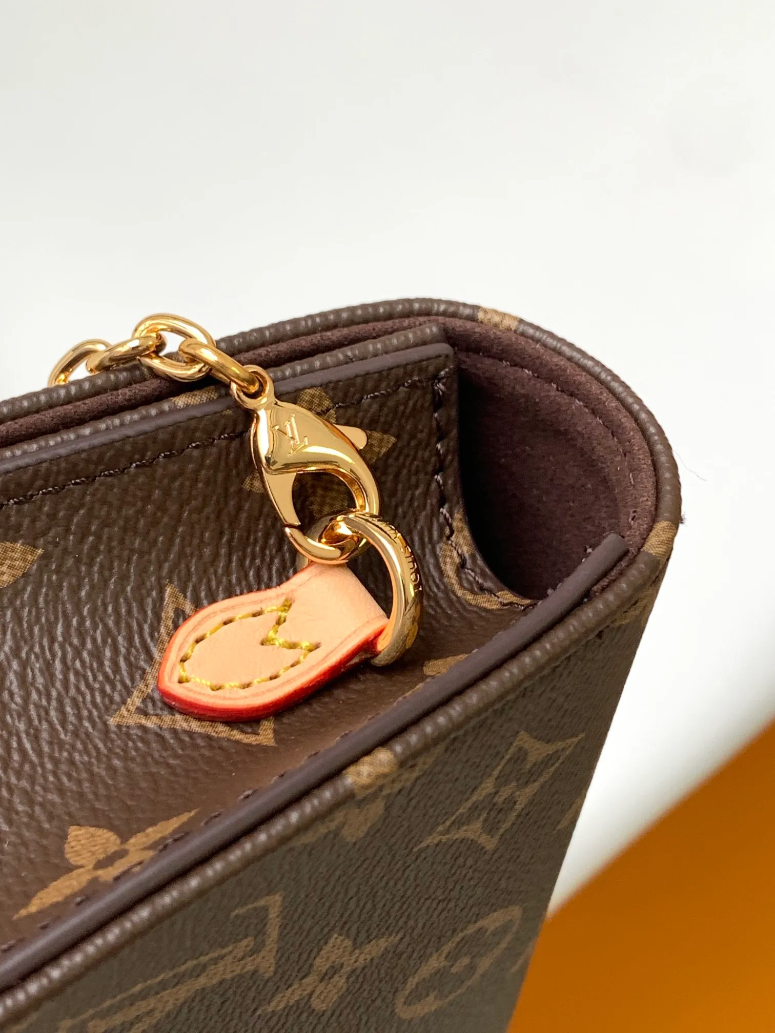 Factory price 480 M82509 Top-quality original Lily Wallet On Chain handbag is cut out of Monogram canvas in a square shape, with studs and a Louis Vuitton logo plate on the flap. It has ample space to easily store all your day and night needs, and the LV Circle logo is embellished with a detachable and adjustable chain, allowing for a variety of carrying methods. 20.7 x 10.2 x 3.5 cm (L x H x W) • Monoglam coated canvas • Microfiber lining • Metal hardware • Flap closure • Card compartment • Patch pocket • Chain: removable • Chain half length: 51.0 cm