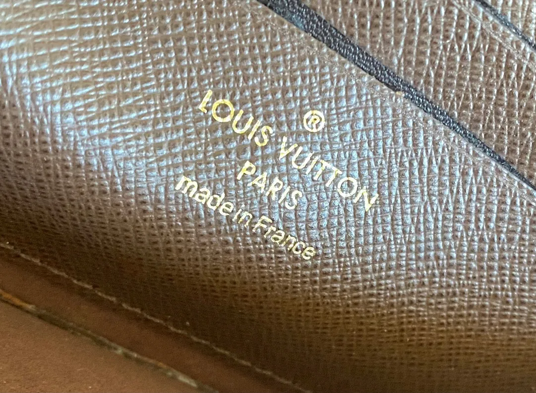 Factory price 480 M82509 Top-quality original Lily Wallet On Chain handbag is cut out of Monogram canvas in a square shape, with studs and a Louis Vuitton logo plate on the flap. It has ample space to easily store all your day and night needs, and the LV Circle logo is embellished with a detachable and adjustable chain, allowing for a variety of carrying methods. 20.7 x 10.2 x 3.5 cm (L x H x W) • Monoglam coated canvas • Microfiber lining • Metal hardware • Flap closure • Card compartment • Patch pocket • Chain: removable • Chain half length: 51.0 cm