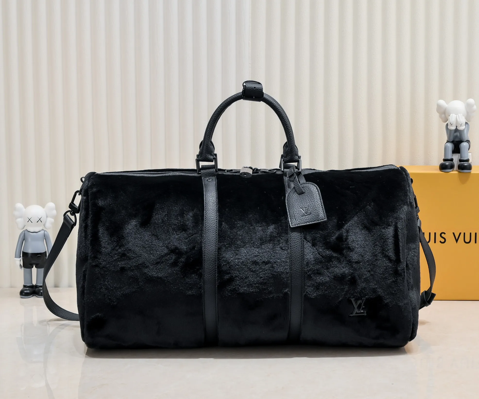 ¥600💰 Exclusive real shot-upgraded version ‼ ️M23108 Puffy Shearling Keepall Bandoulière 50 travel bag is inspired by the soft touch of teddy bears, injecting childlike fun into functional items. Wool leather bag features cowhide side straps, top handle and name tag with LV lettering on one corner. Dimensions: 50.0 x 29.0 x 23.0 cm (length x height x width)
