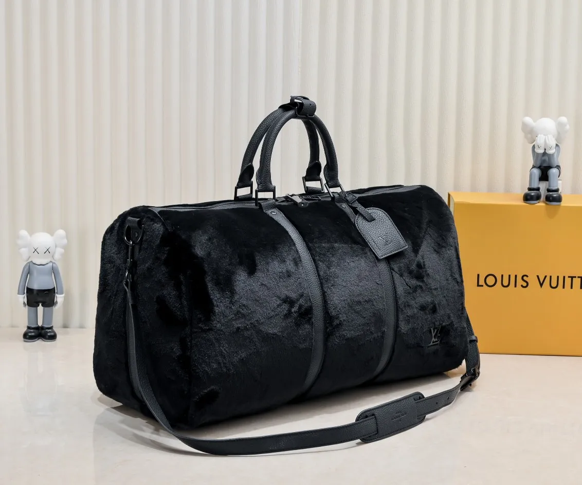 ¥600💰 Exclusive real shot-upgraded version ‼ ️M23108 Puffy Shearling Keepall Bandoulière 50 travel bag is inspired by the soft touch of teddy bears, injecting childlike fun into functional items. Wool leather bag features cowhide side straps, top handle and name tag with LV lettering on one corner. Dimensions: 50.0 x 29.0 x 23.0 cm (length x height x width)