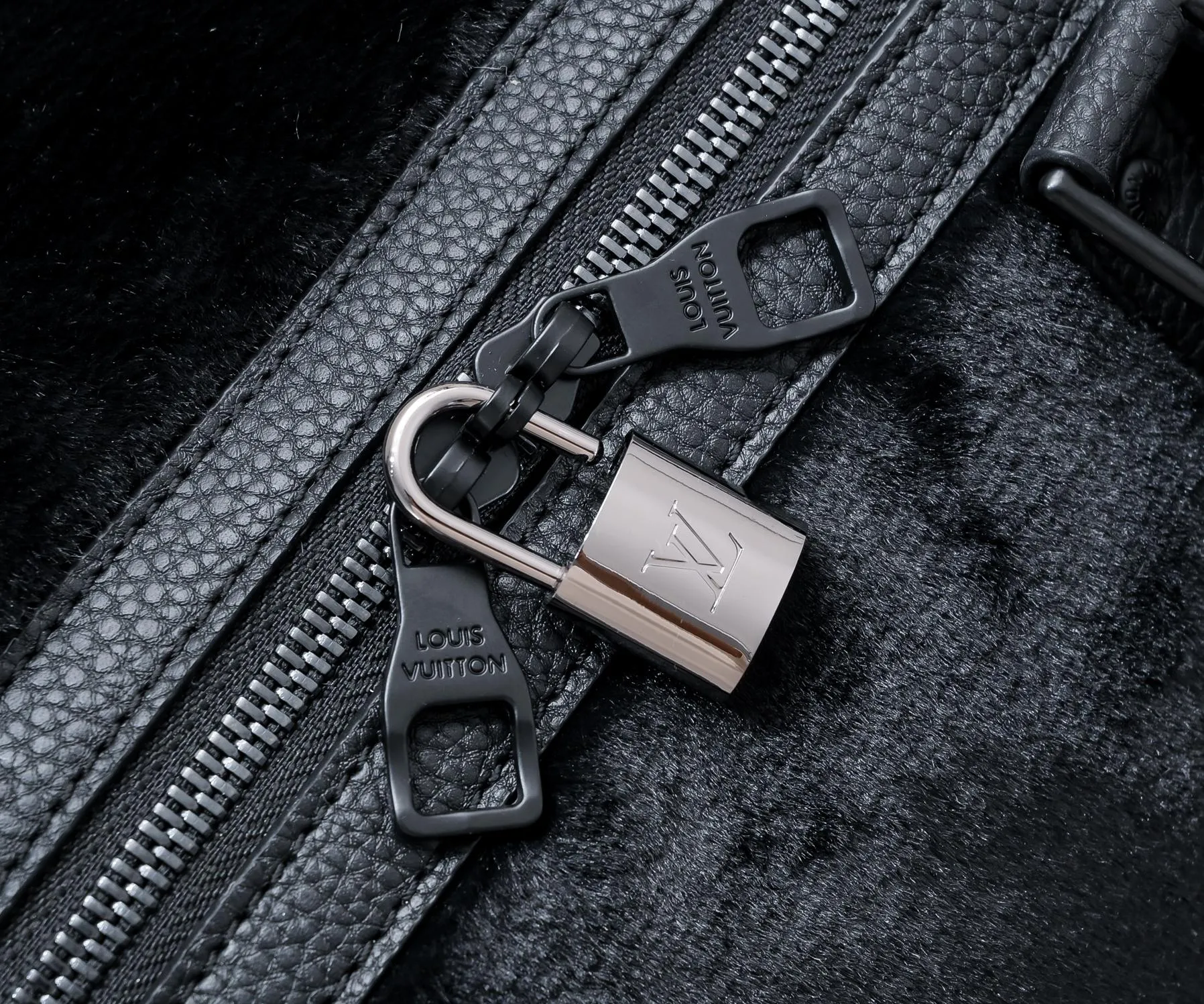 ¥600💰 Exclusive real shot-upgraded version ‼ ️M23108 Puffy Shearling Keepall Bandoulière 50 travel bag is inspired by the soft touch of teddy bears, injecting childlike fun into functional items. Wool leather bag features cowhide side straps, top handle and name tag with LV lettering on one corner. Dimensions: 50.0 x 29.0 x 23.0 cm (length x height x width)