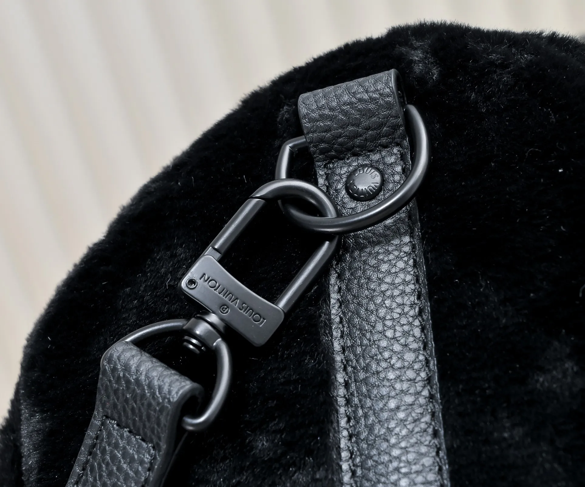 ¥600💰 Exclusive real shot-upgraded version ‼ ️M23108 Puffy Shearling Keepall Bandoulière 50 travel bag is inspired by the soft touch of teddy bears, injecting childlike fun into functional items. Wool leather bag features cowhide side straps, top handle and name tag with LV lettering on one corner. Dimensions: 50.0 x 29.0 x 23.0 cm (length x height x width)