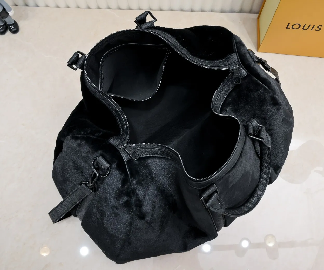 ¥600💰 Exclusive real shot-upgraded version ‼ ️M23108 Puffy Shearling Keepall Bandoulière 50 travel bag is inspired by the soft touch of teddy bears, injecting childlike fun into functional items. Wool leather bag features cowhide side straps, top handle and name tag with LV lettering on one corner. Dimensions: 50.0 x 29.0 x 23.0 cm (length x height x width)