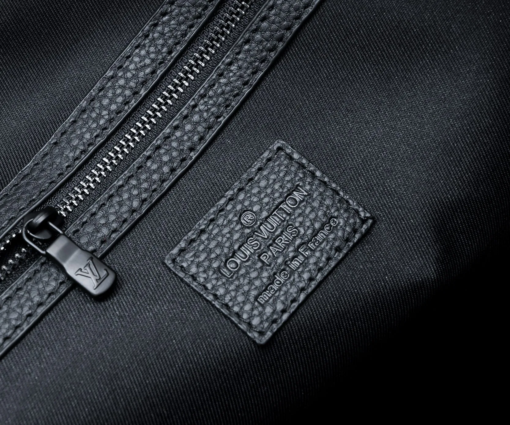 ¥600💰 Exclusive real shot-upgraded version ‼ ️M23108 Puffy Shearling Keepall Bandoulière 50 travel bag is inspired by the soft touch of teddy bears, injecting childlike fun into functional items. Wool leather bag features cowhide side straps, top handle and name tag with LV lettering on one corner. Dimensions: 50.0 x 29.0 x 23.0 cm (length x height x width)