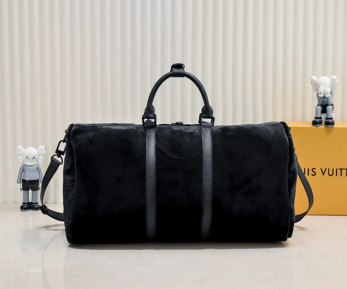¥600💰 Exclusive real shot-upgraded version ‼ ️M23108 Puffy Shearling Keepall Bandoulière 50 travel bag is inspired by the soft touch of teddy bears, injecting childlike fun into functional items. Wool leather bag features cowhide side straps, top handle and name tag with LV lettering on one corner. Dimensions: 50.0 x 29.0 x 23.0 cm (length x height x width)